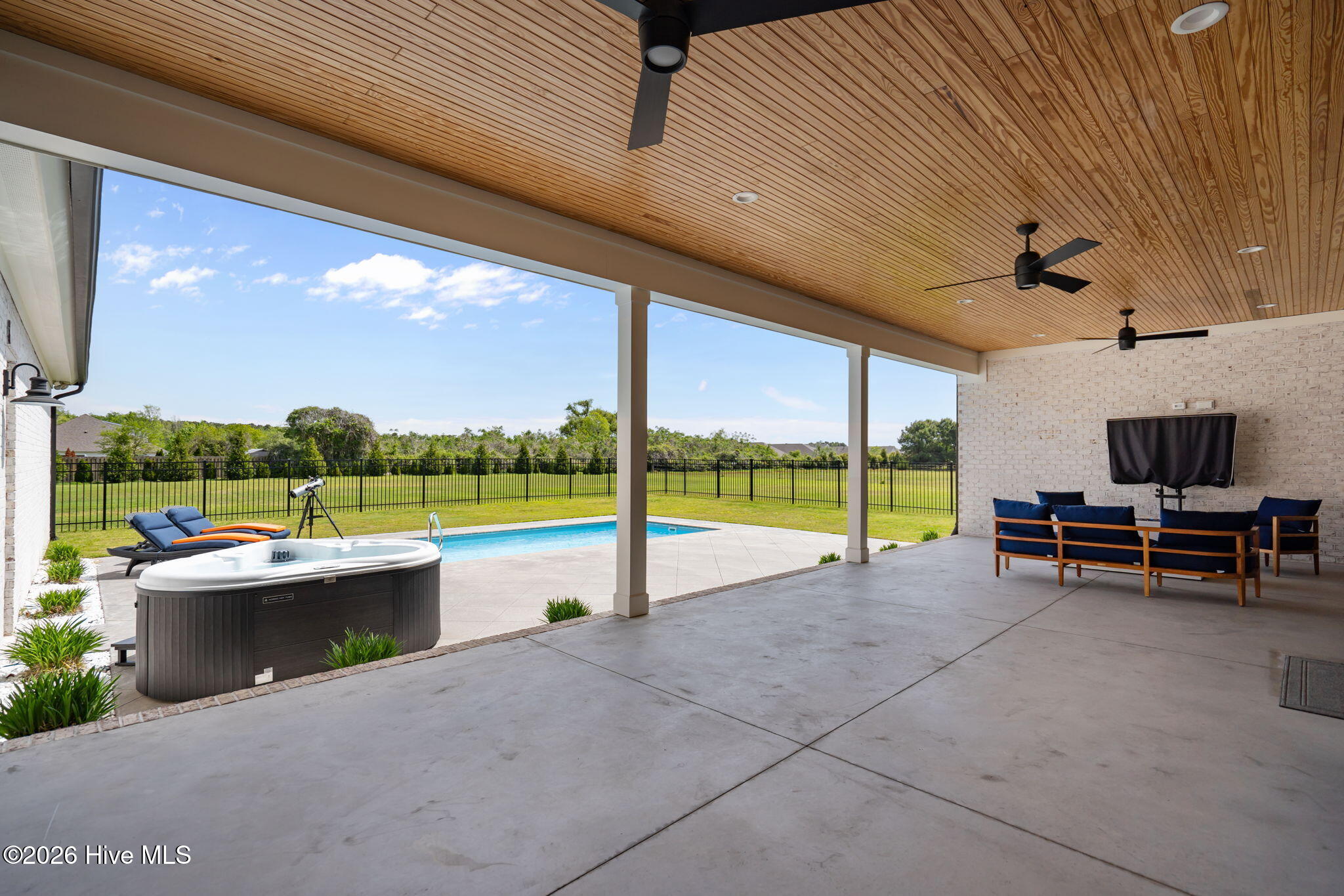 100566934 | Photo 58