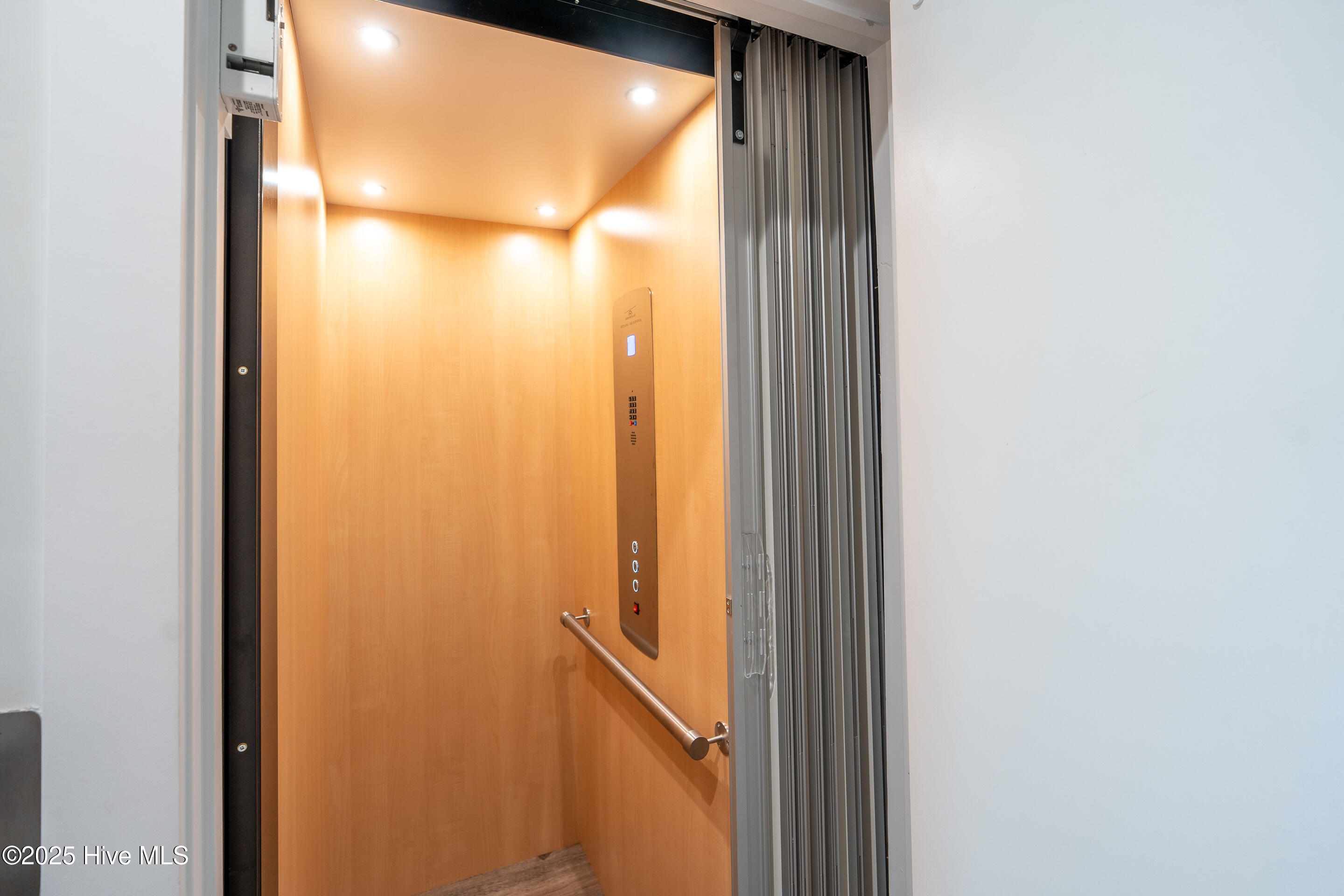 100516528 | Photo 12