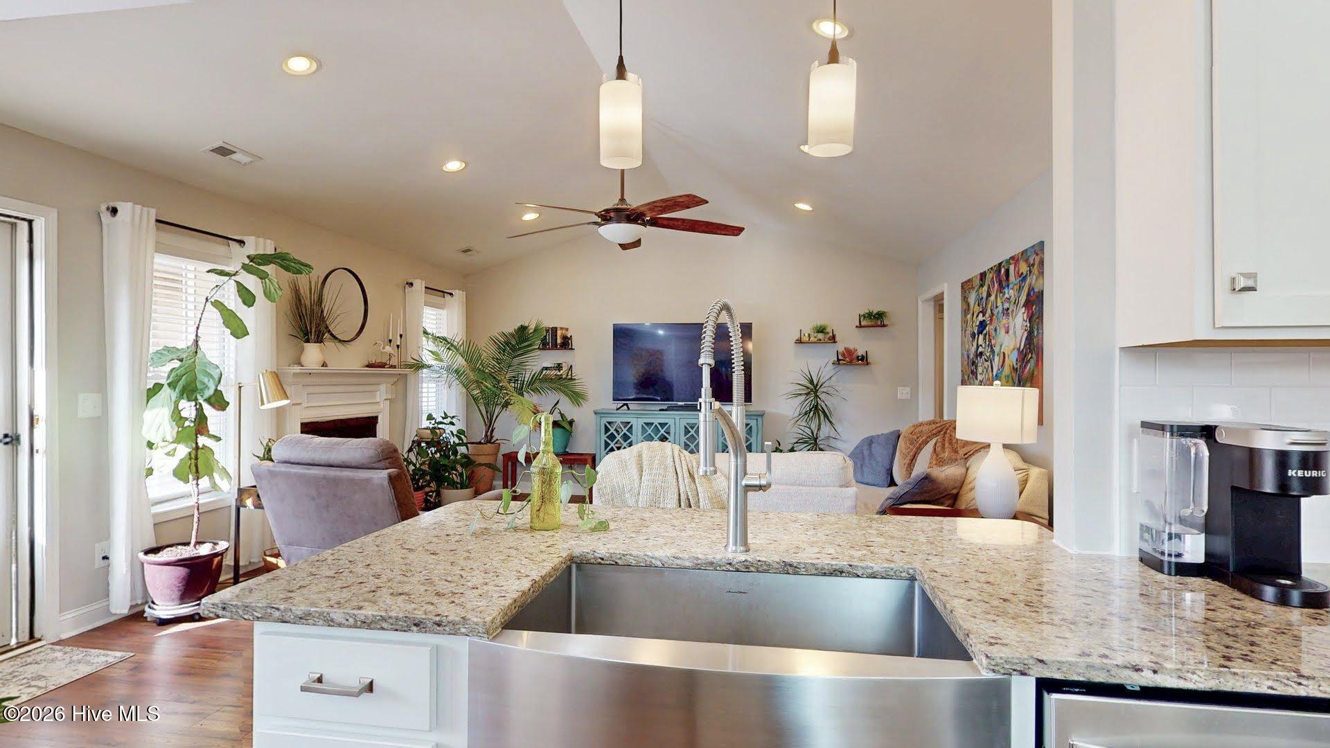 100548342 | Photo 17