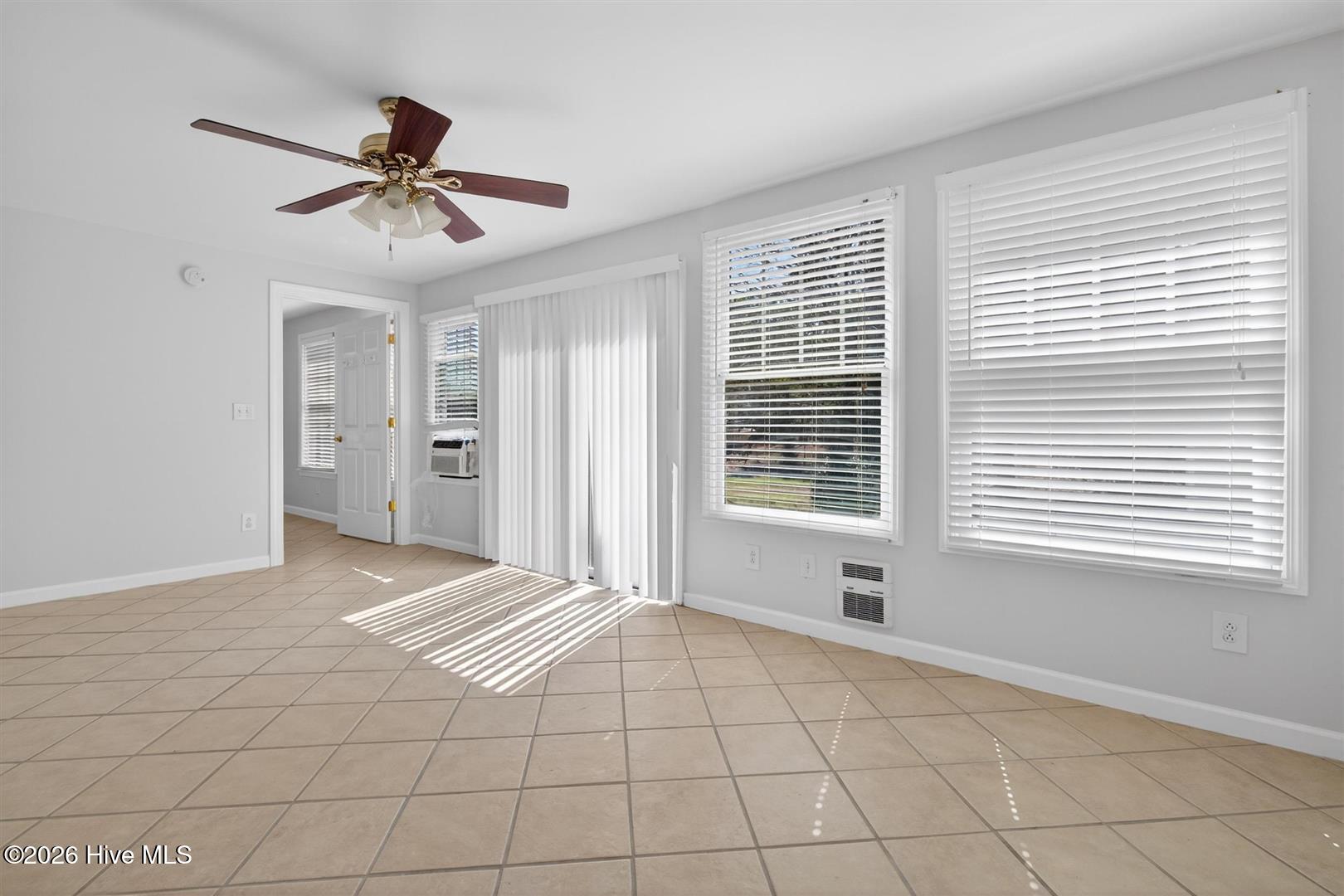 100558434 | Photo 33