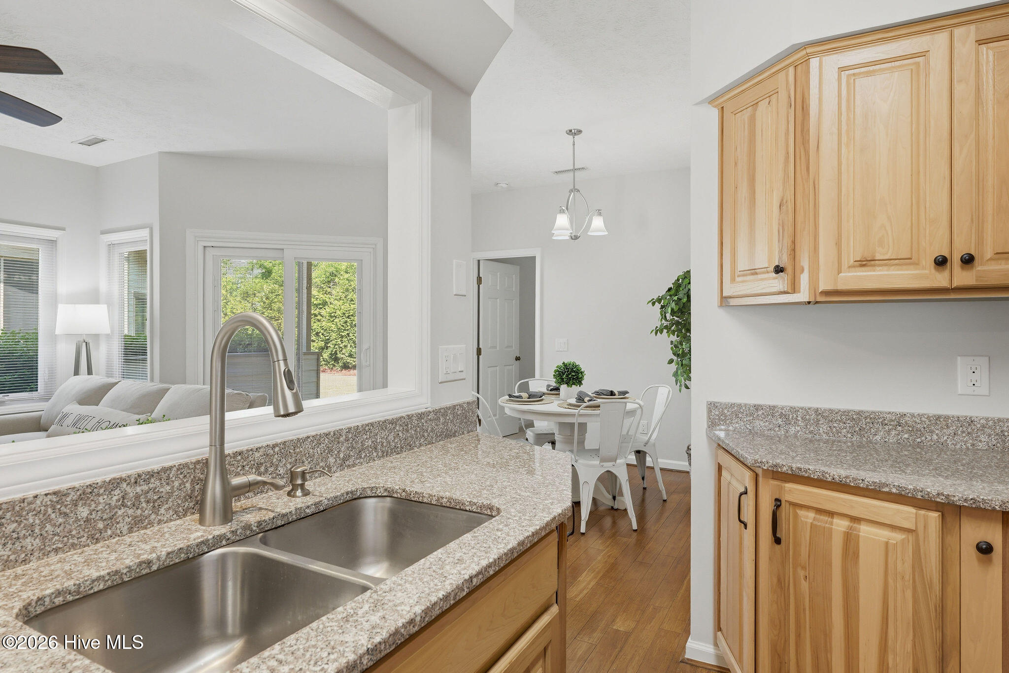 100569569 | Photo 30