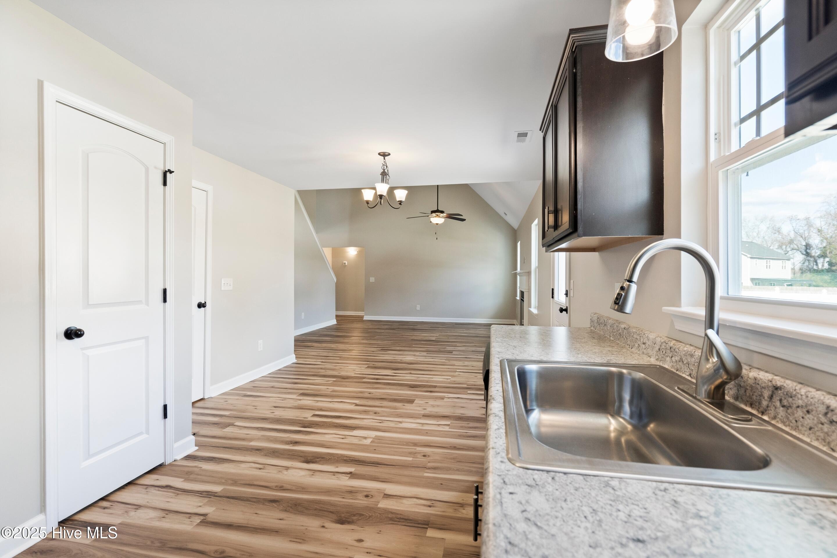 100545716 | Photo 24