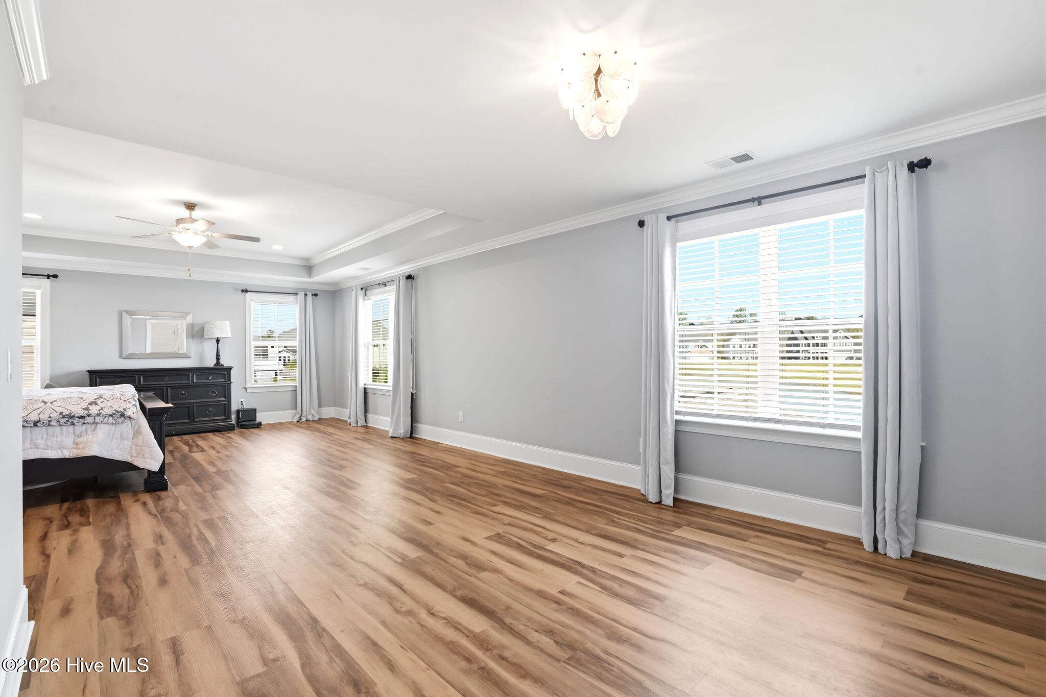 100563287 | Photo 51