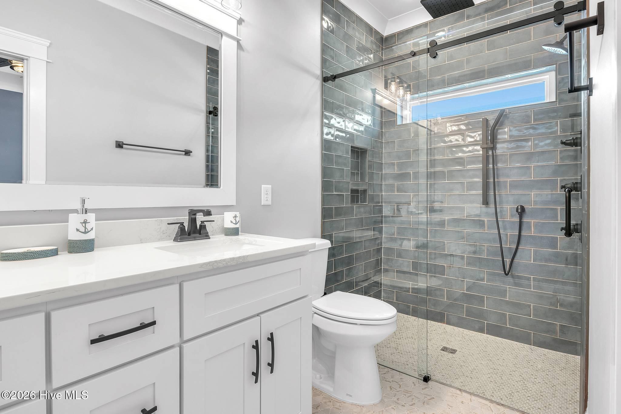 100558345 | Photo 92