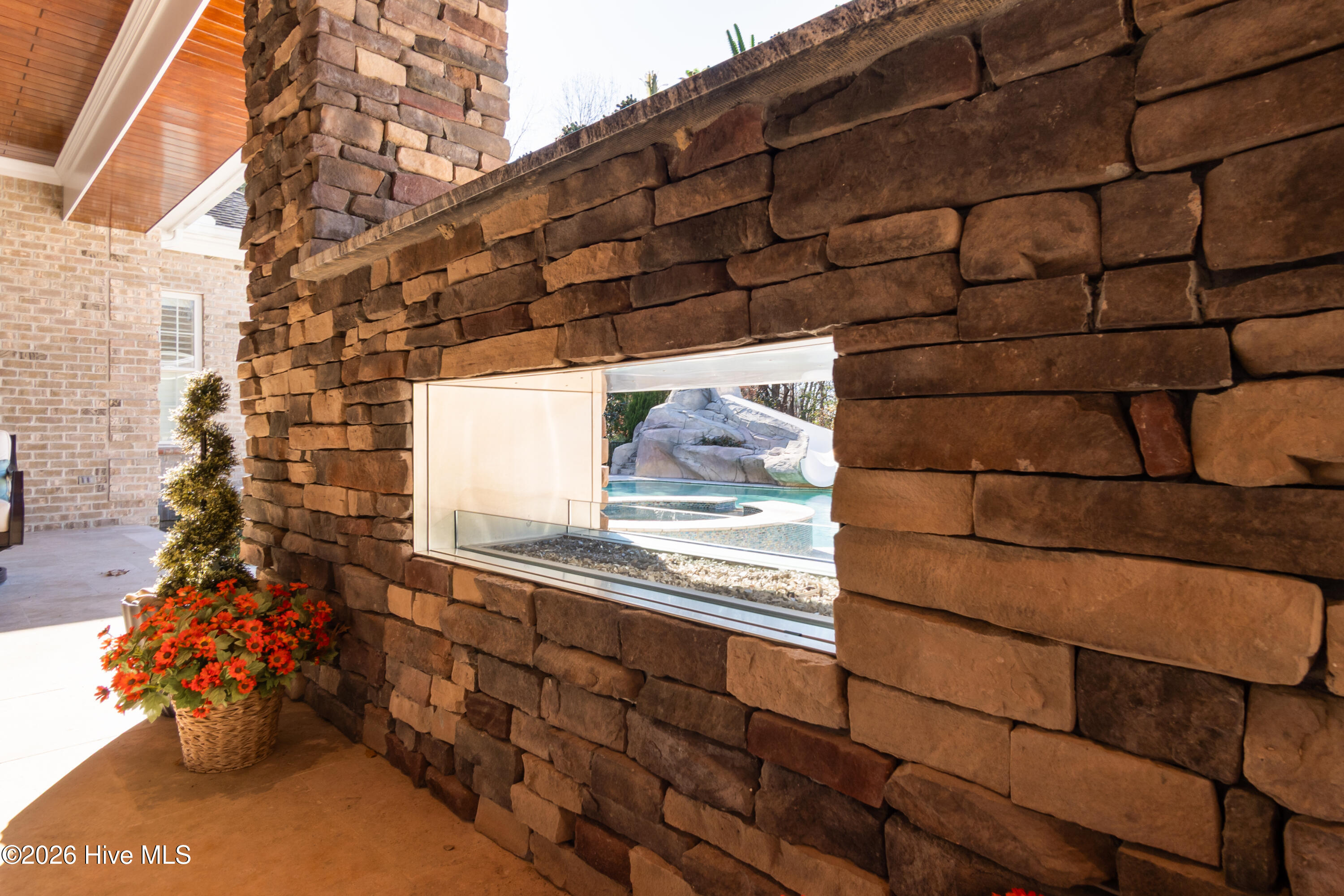 100550947 | Photo 86