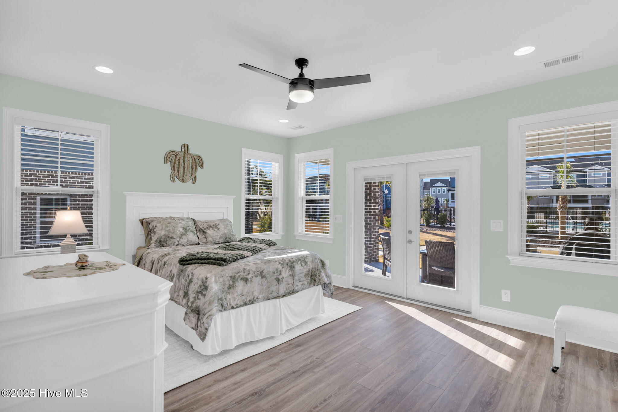 100543915 | Photo 33