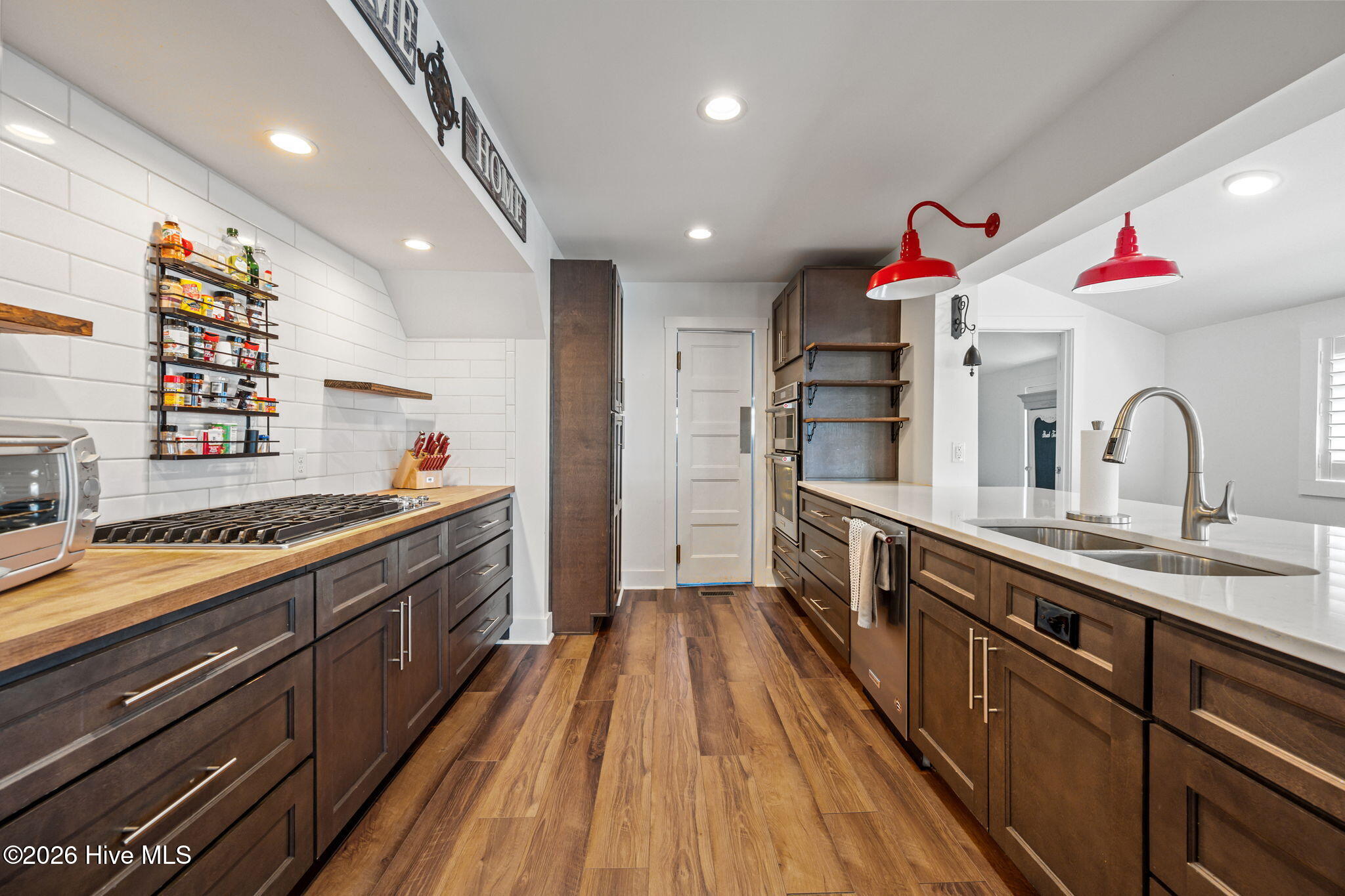 100569093 | Photo 32