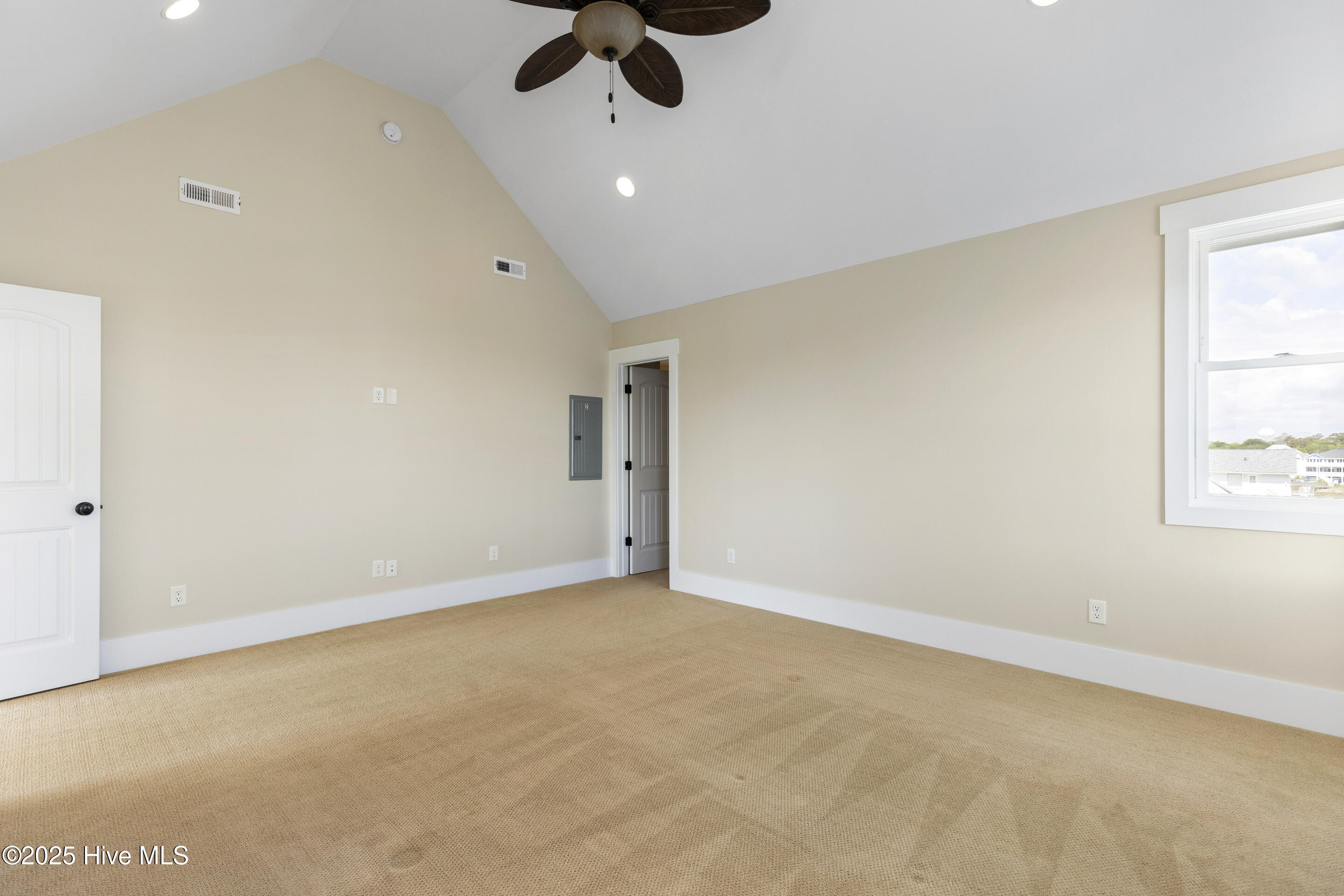 100546284 | Photo 39