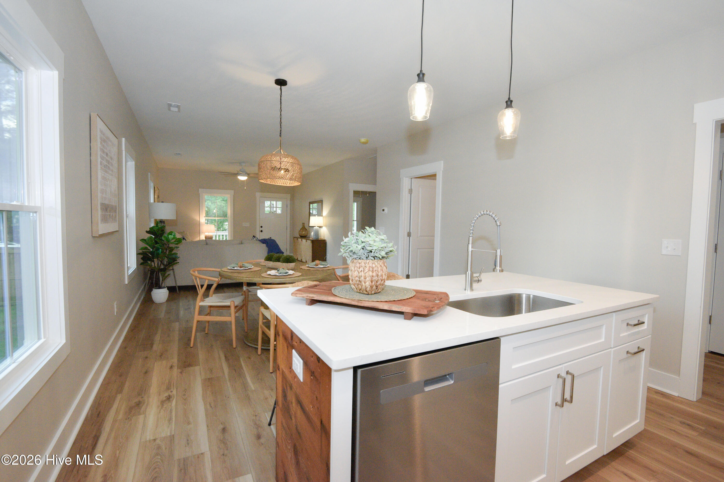 100569320 | Photo 18