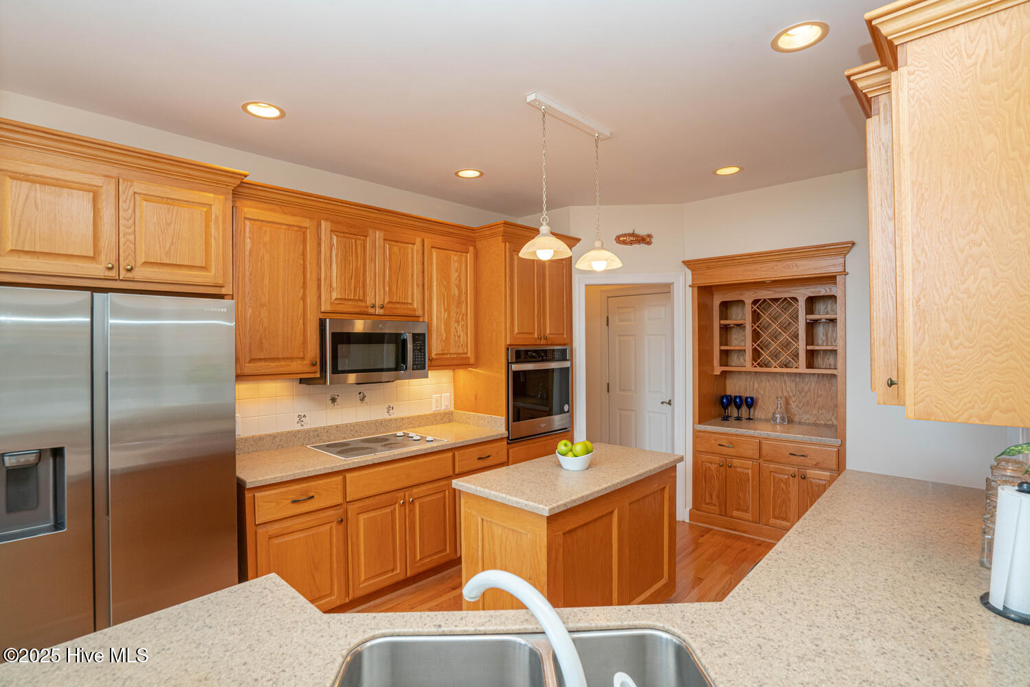 100510807 | Photo 22