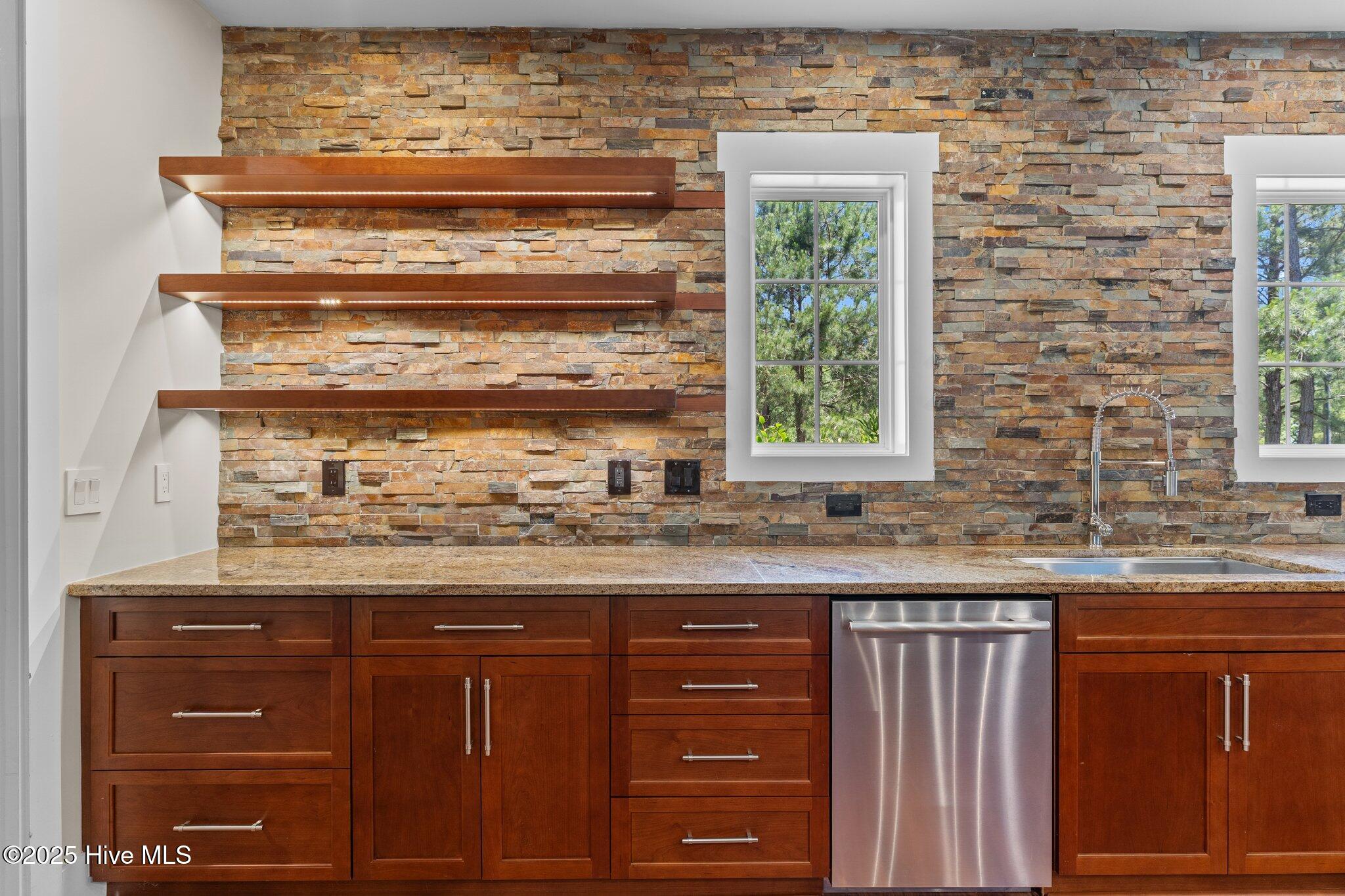 100552432 | Photo 23