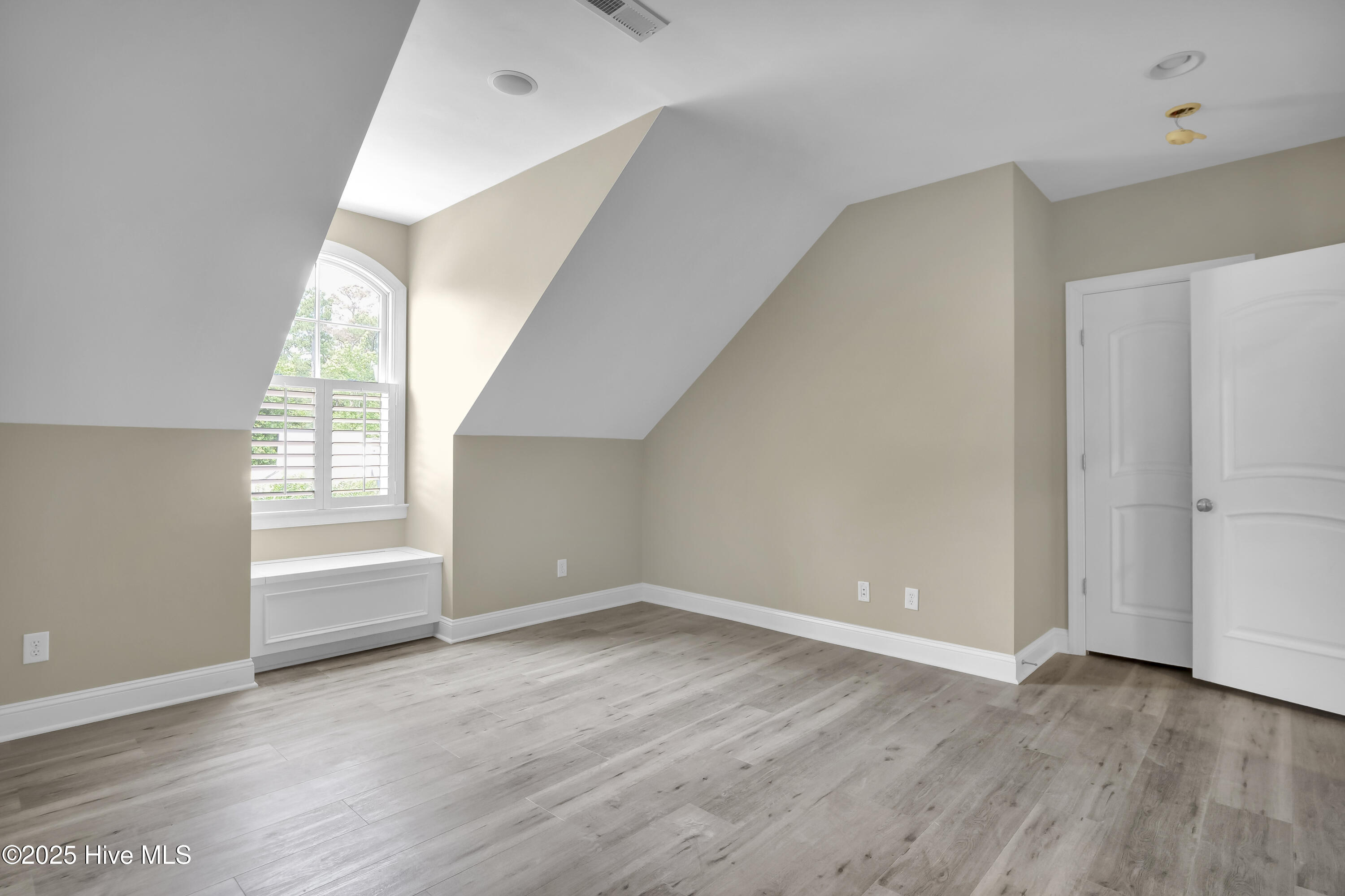 100552605 | Photo 57