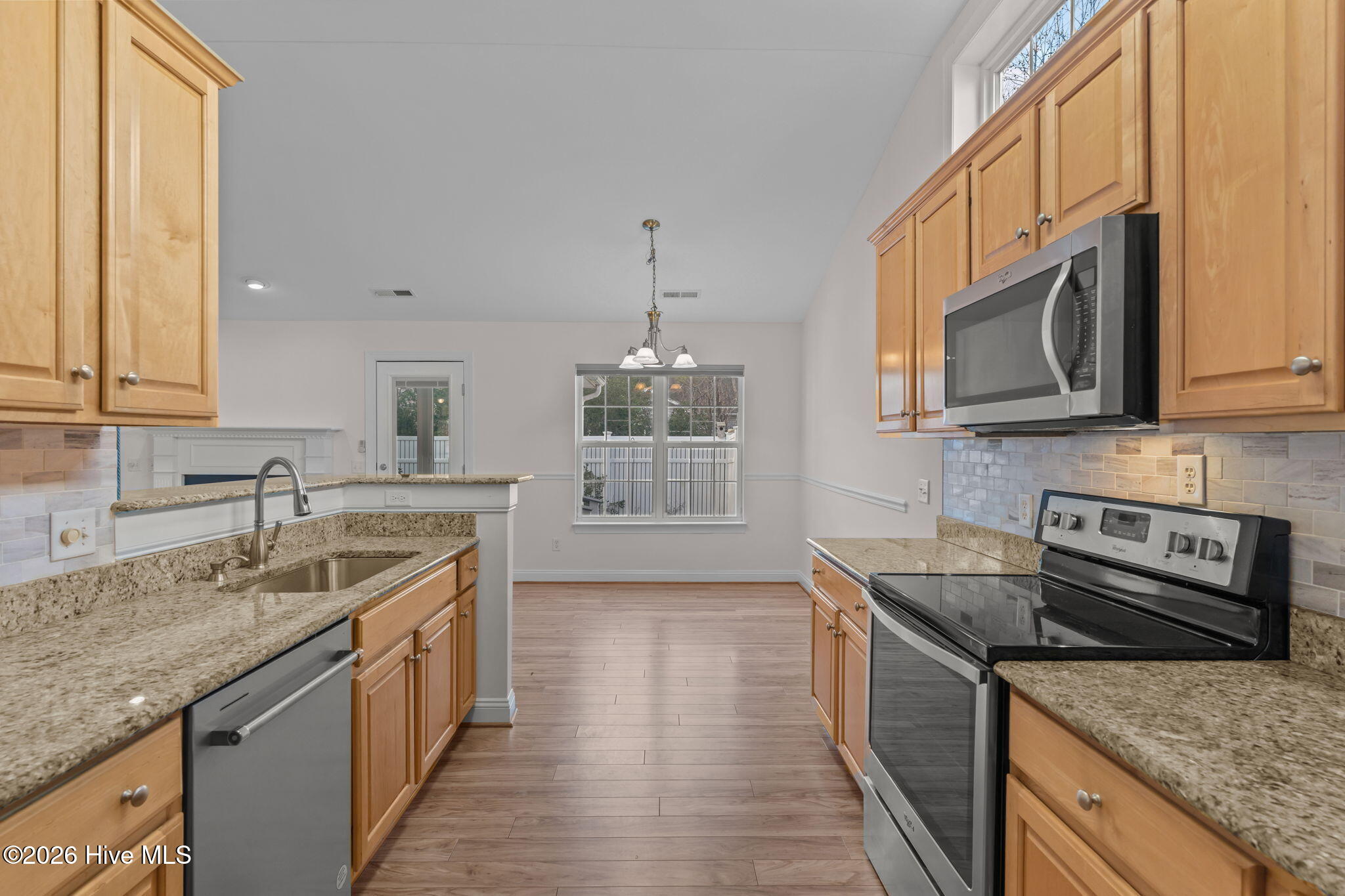 100549598 | Photo 19