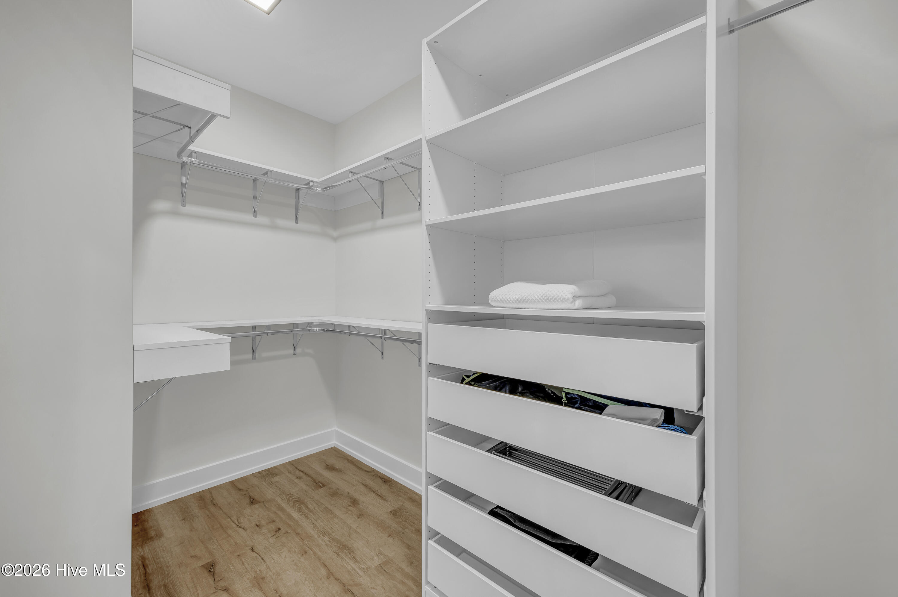 100565280 | Photo 28