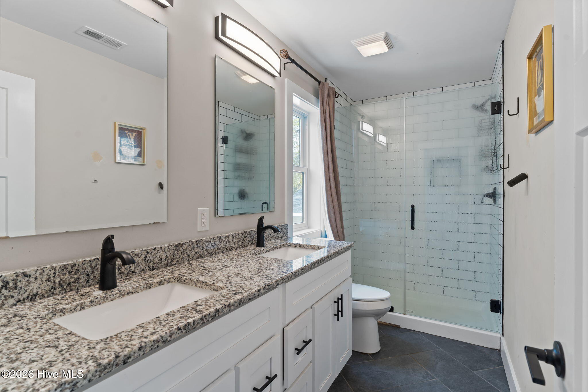 100556827 | Photo 24