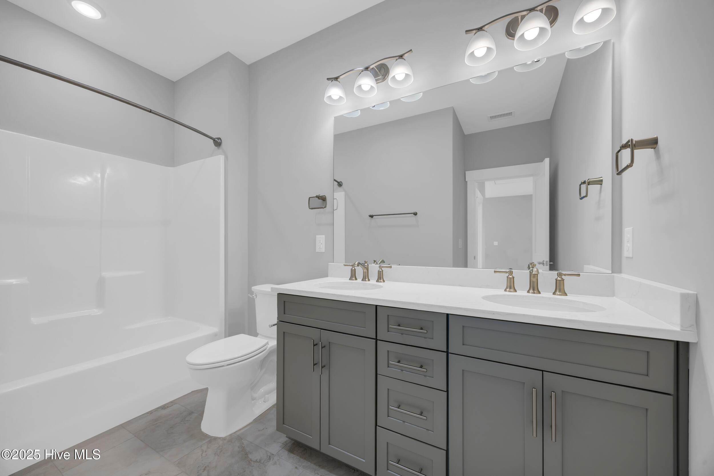 100548865 | Photo 18