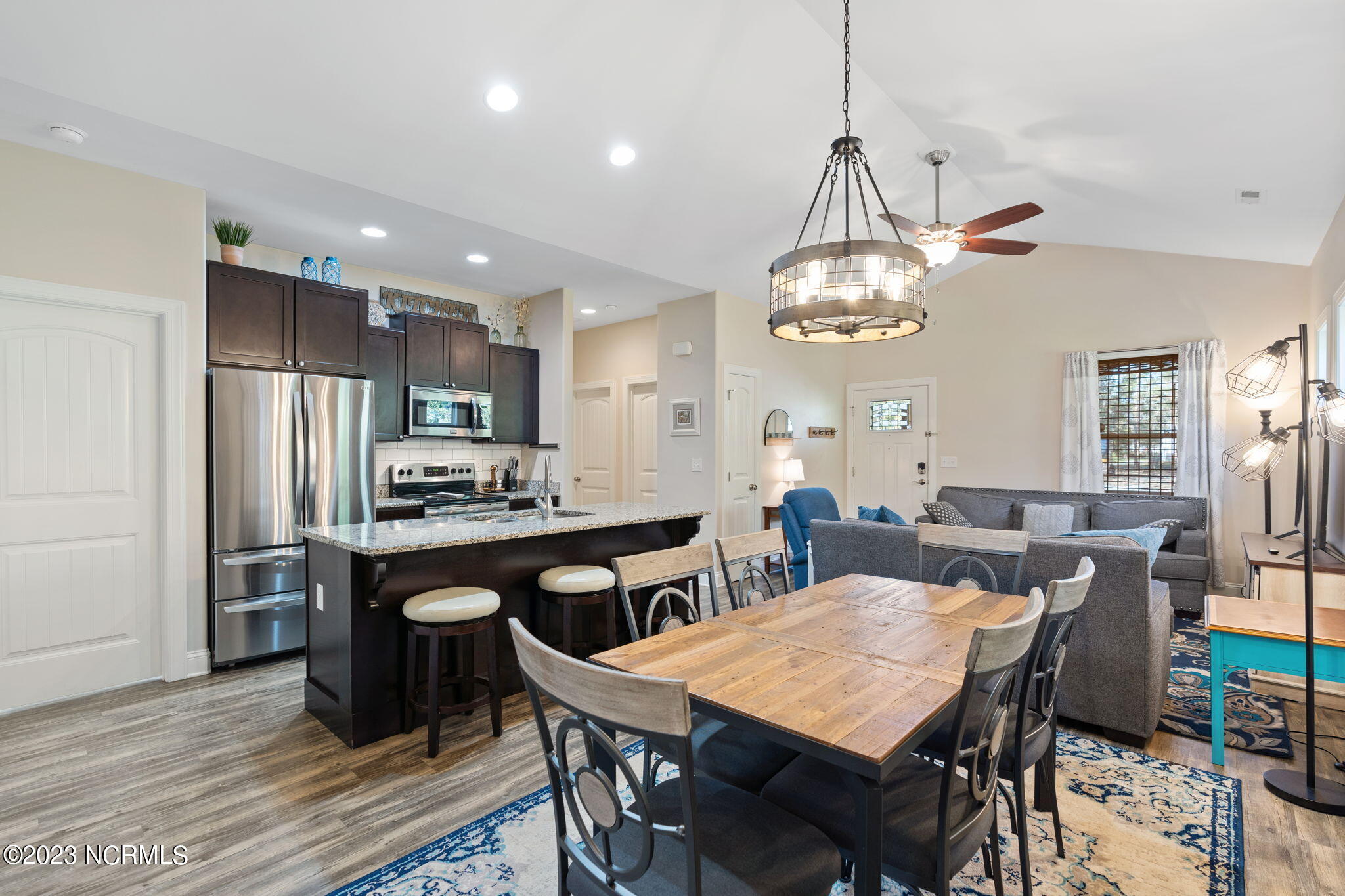 100568297 | Photo 15