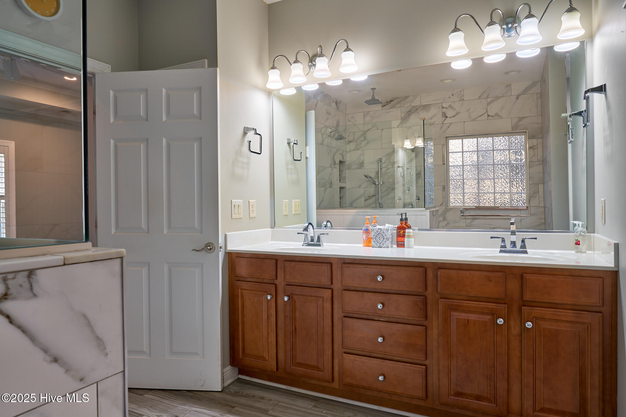 100542410 | Photo 19