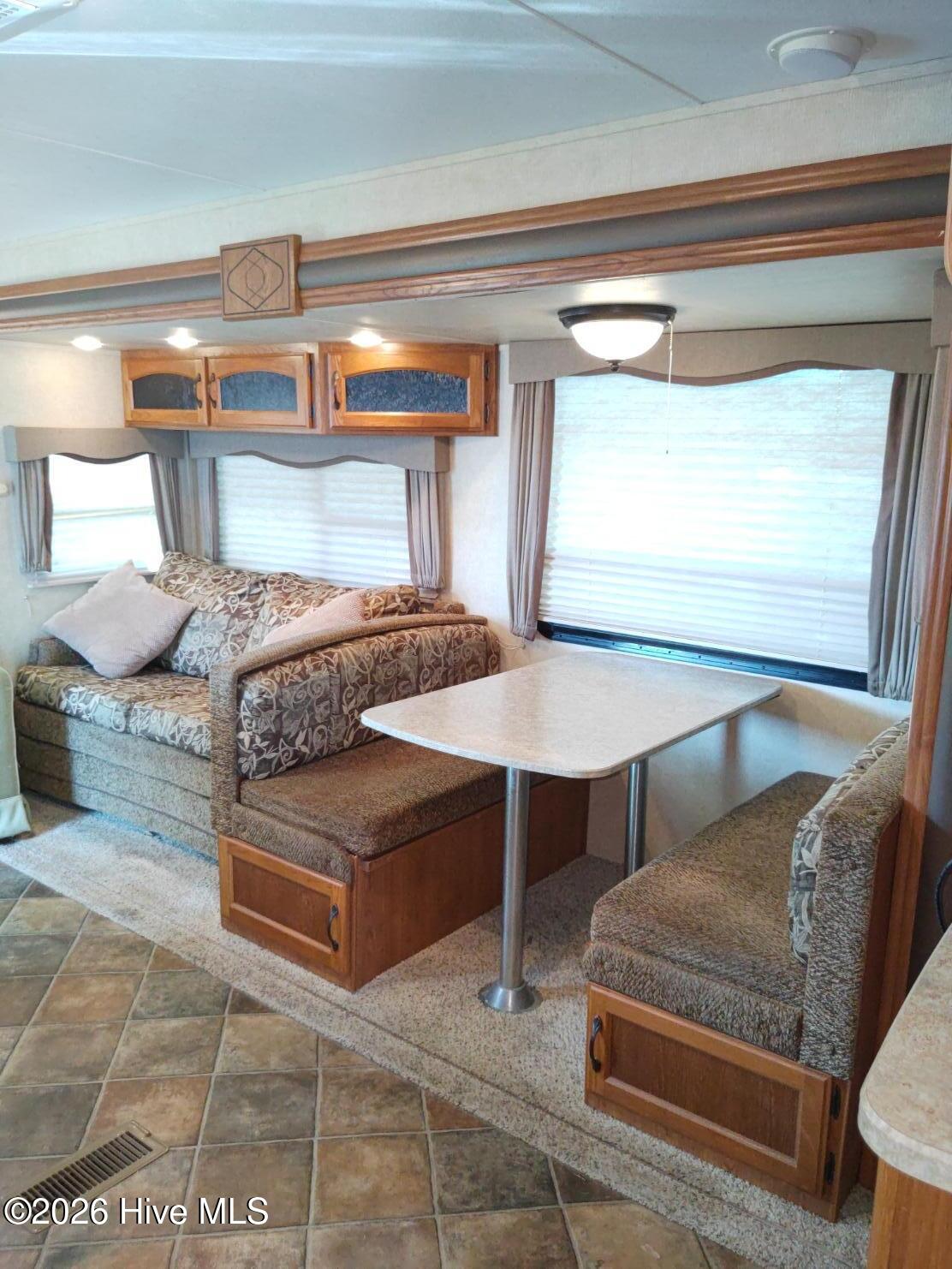 100567863 | Photo 18