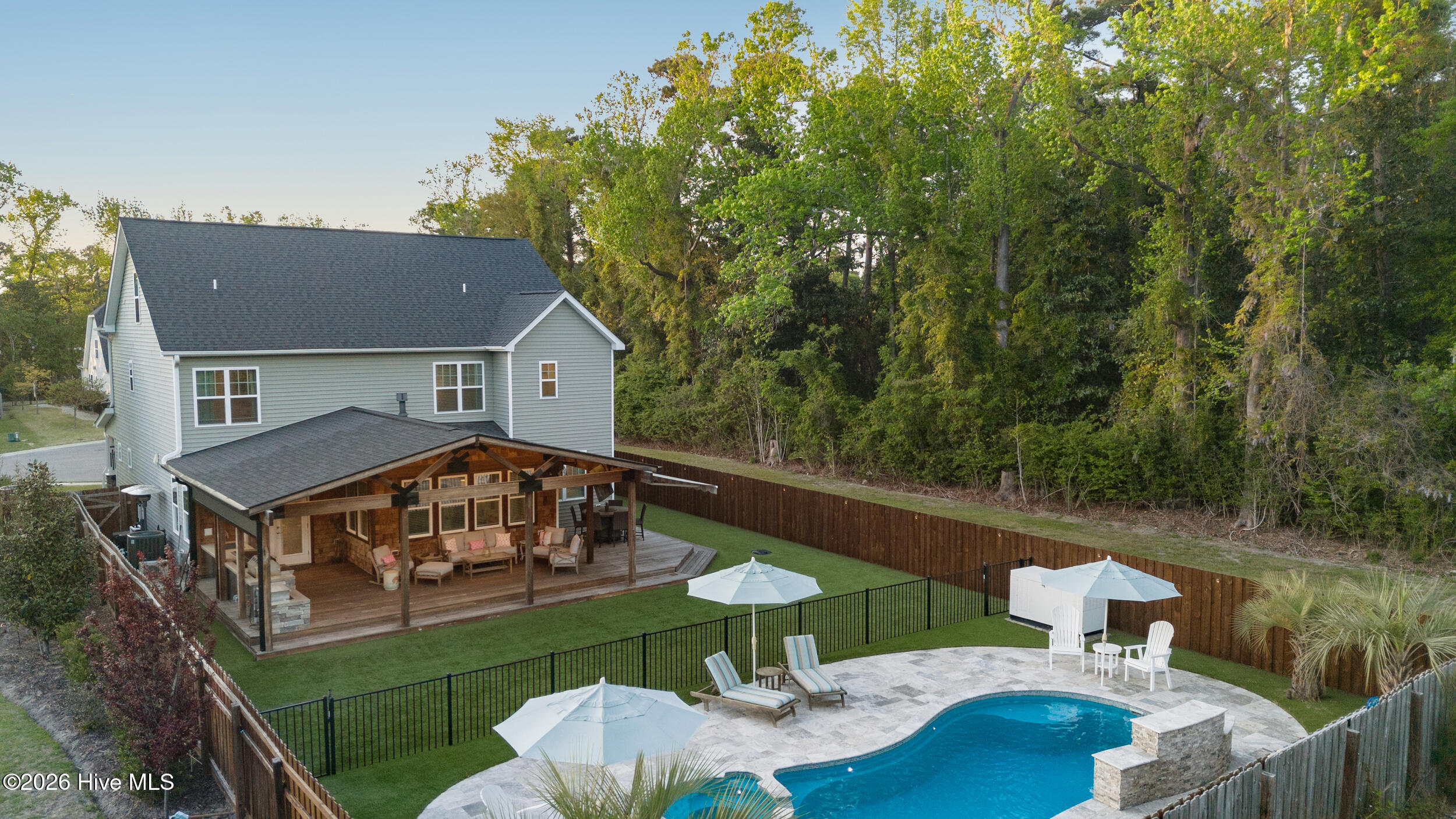 100566940 | Photo 94