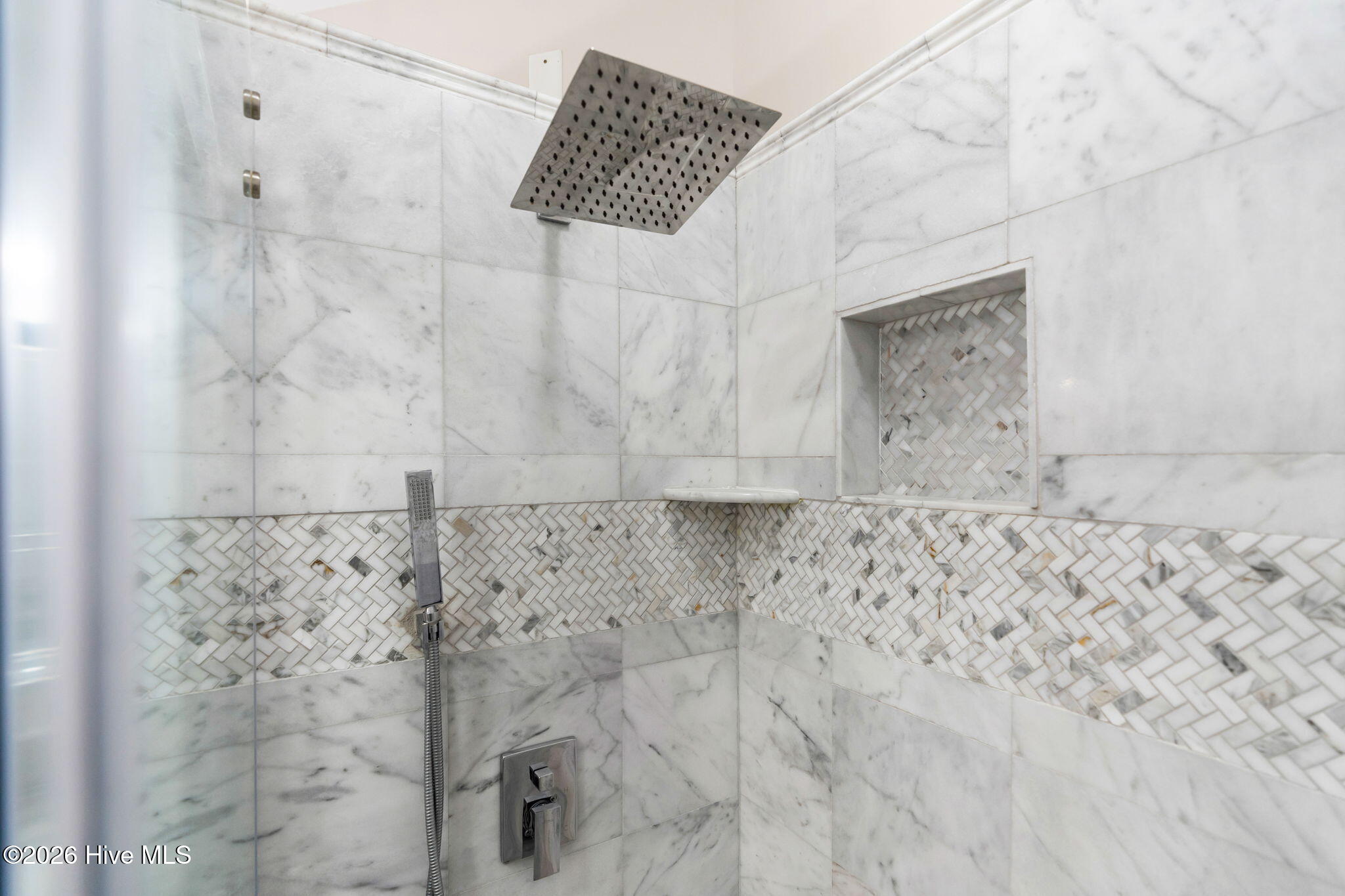 100548077 | Photo 43