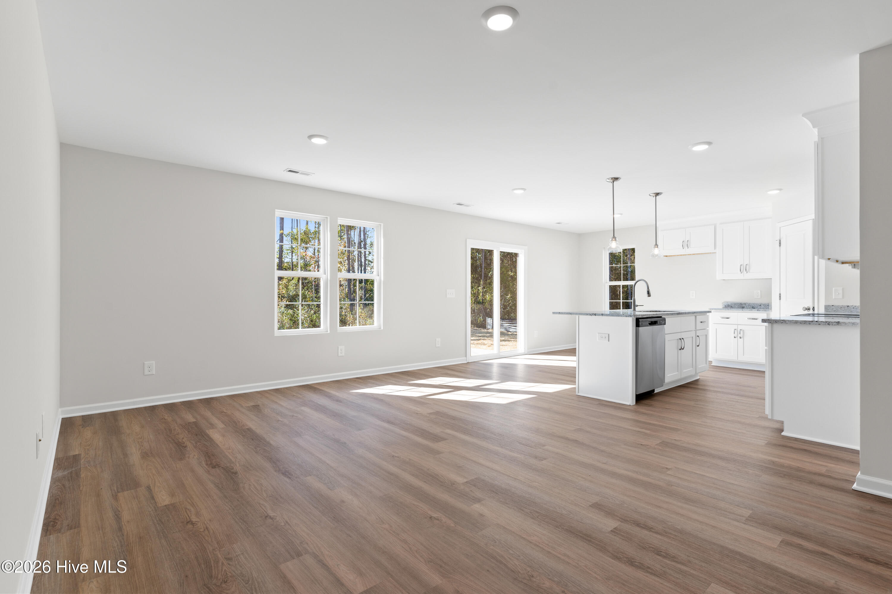 100554240 | Photo 16