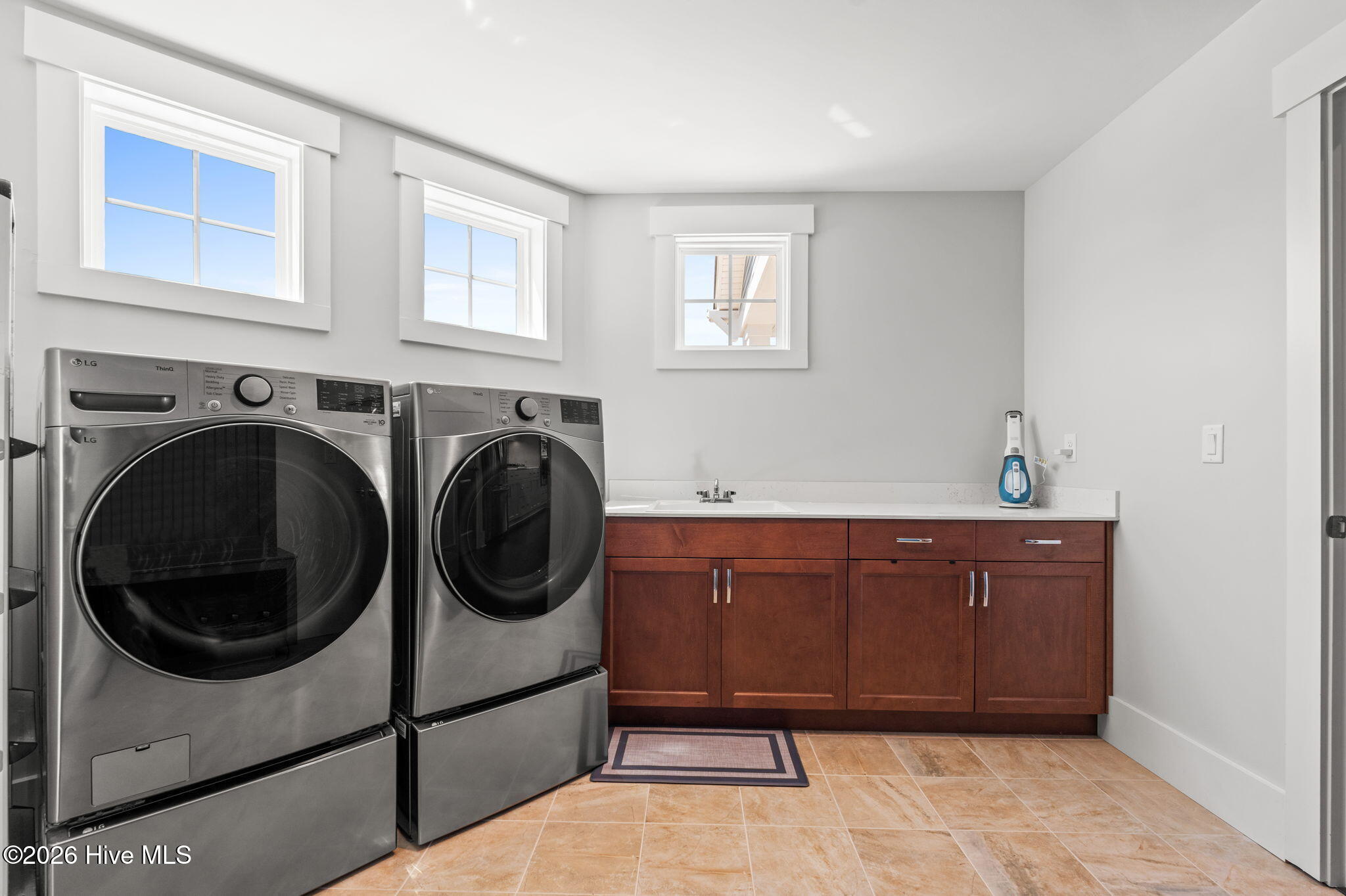 100564943 | Photo 43