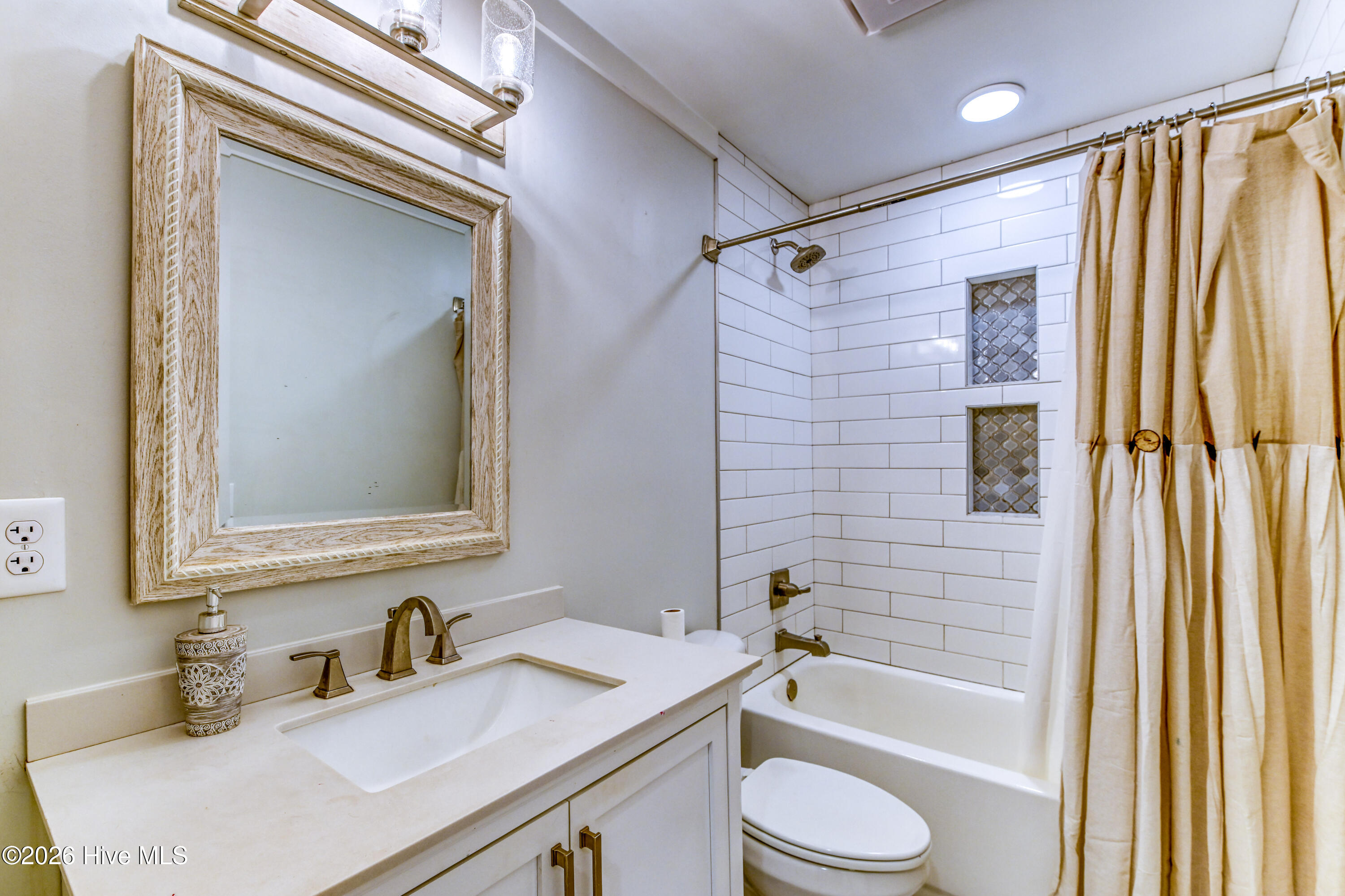 100566355 | Photo 28