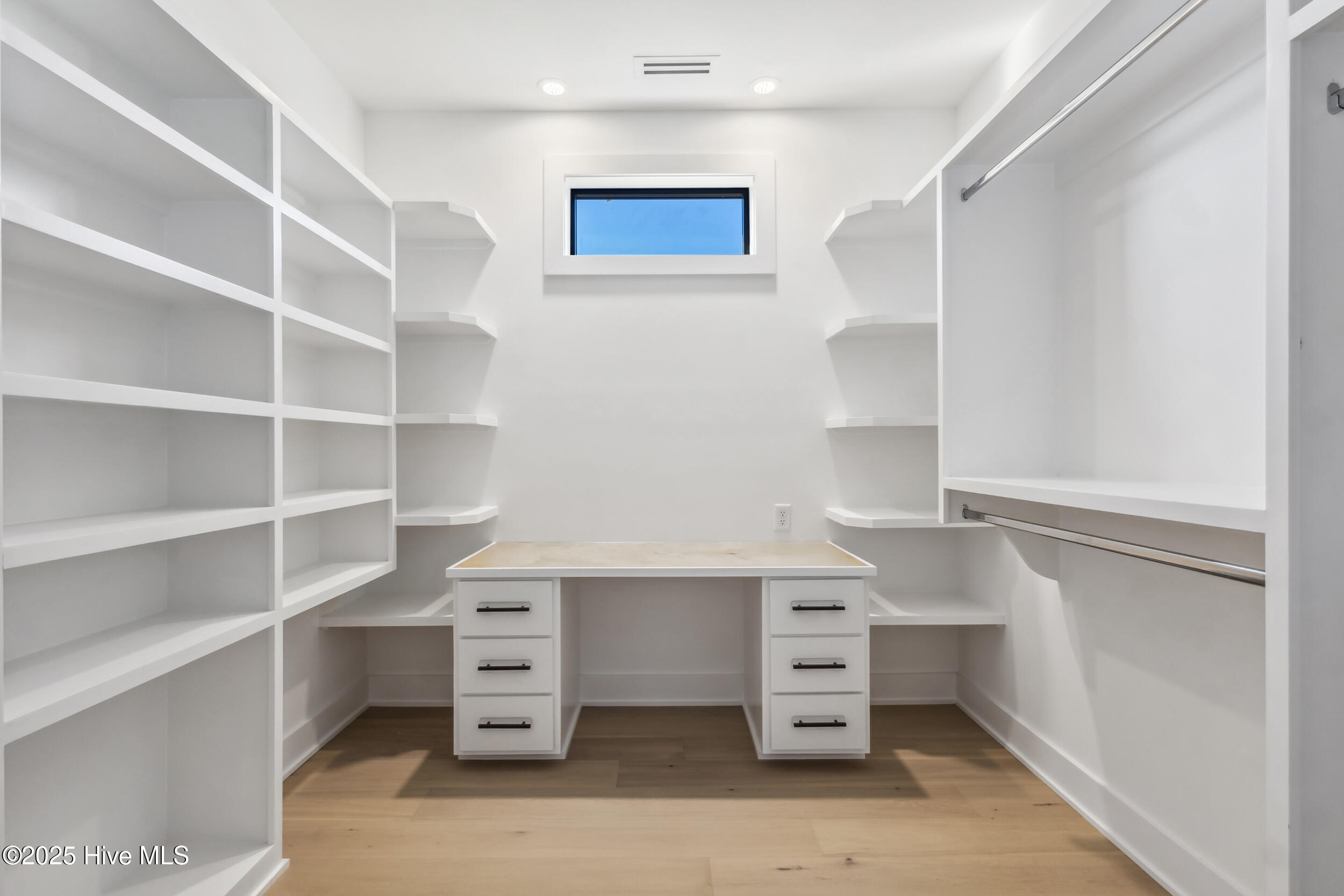 100560087 | Photo 34