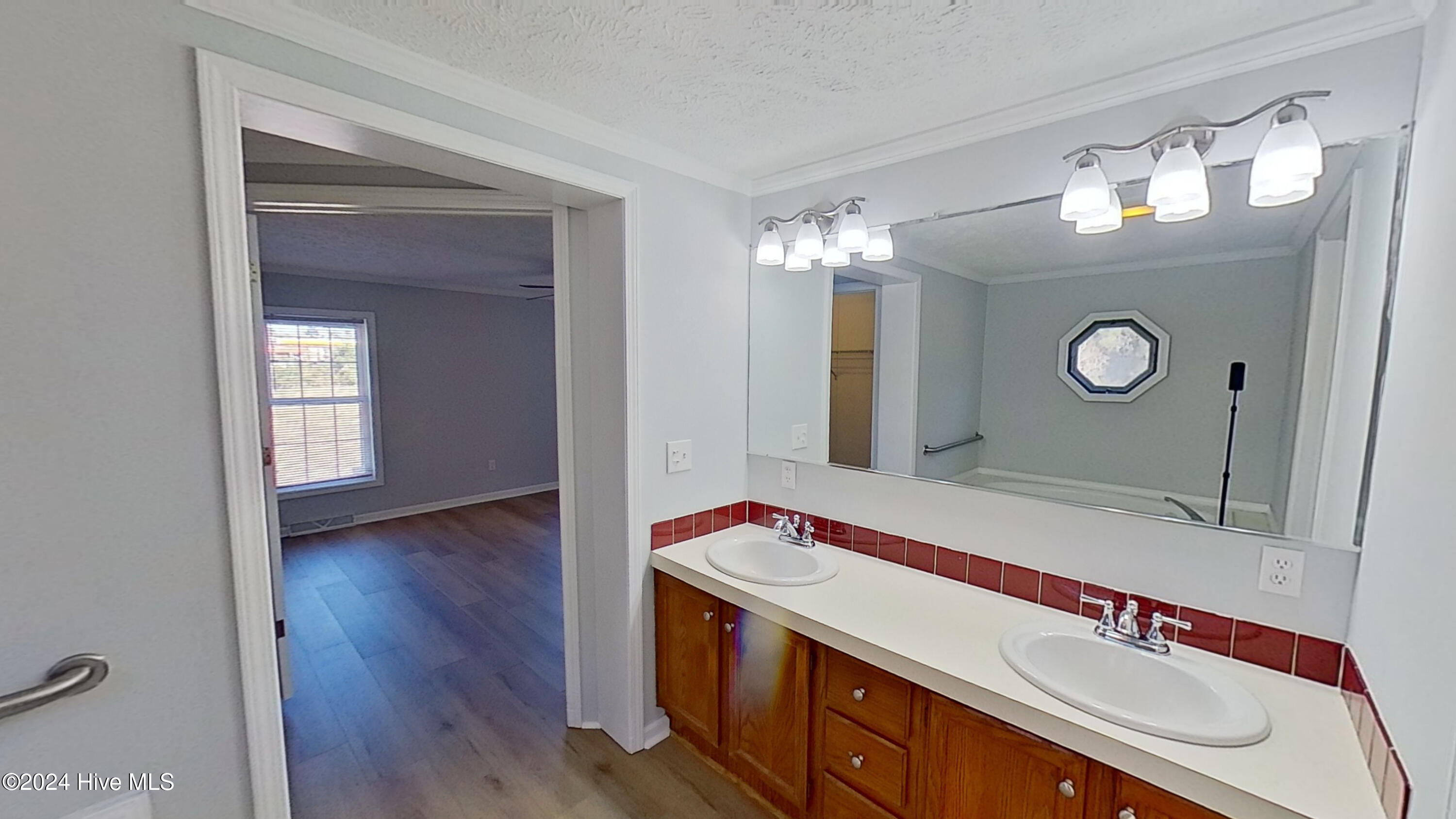 100550318 | Photo 23