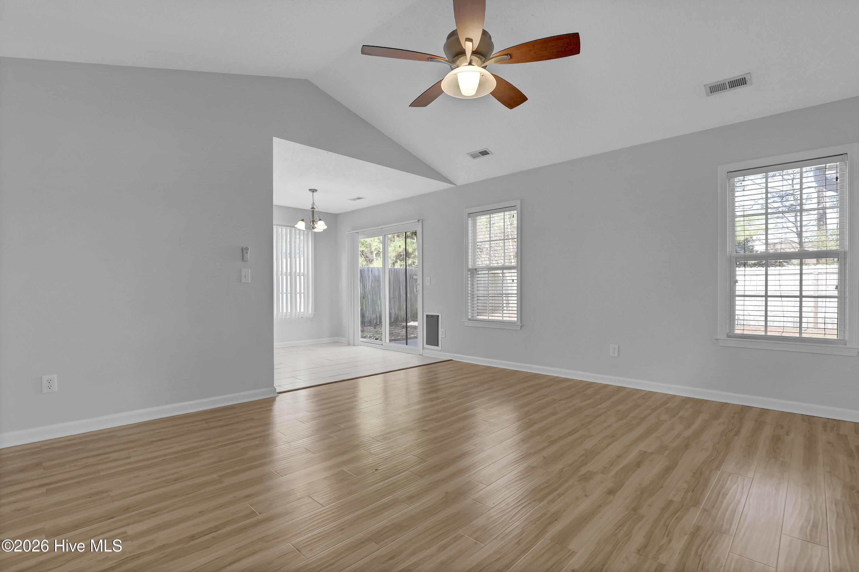 100549812 | Photo 10