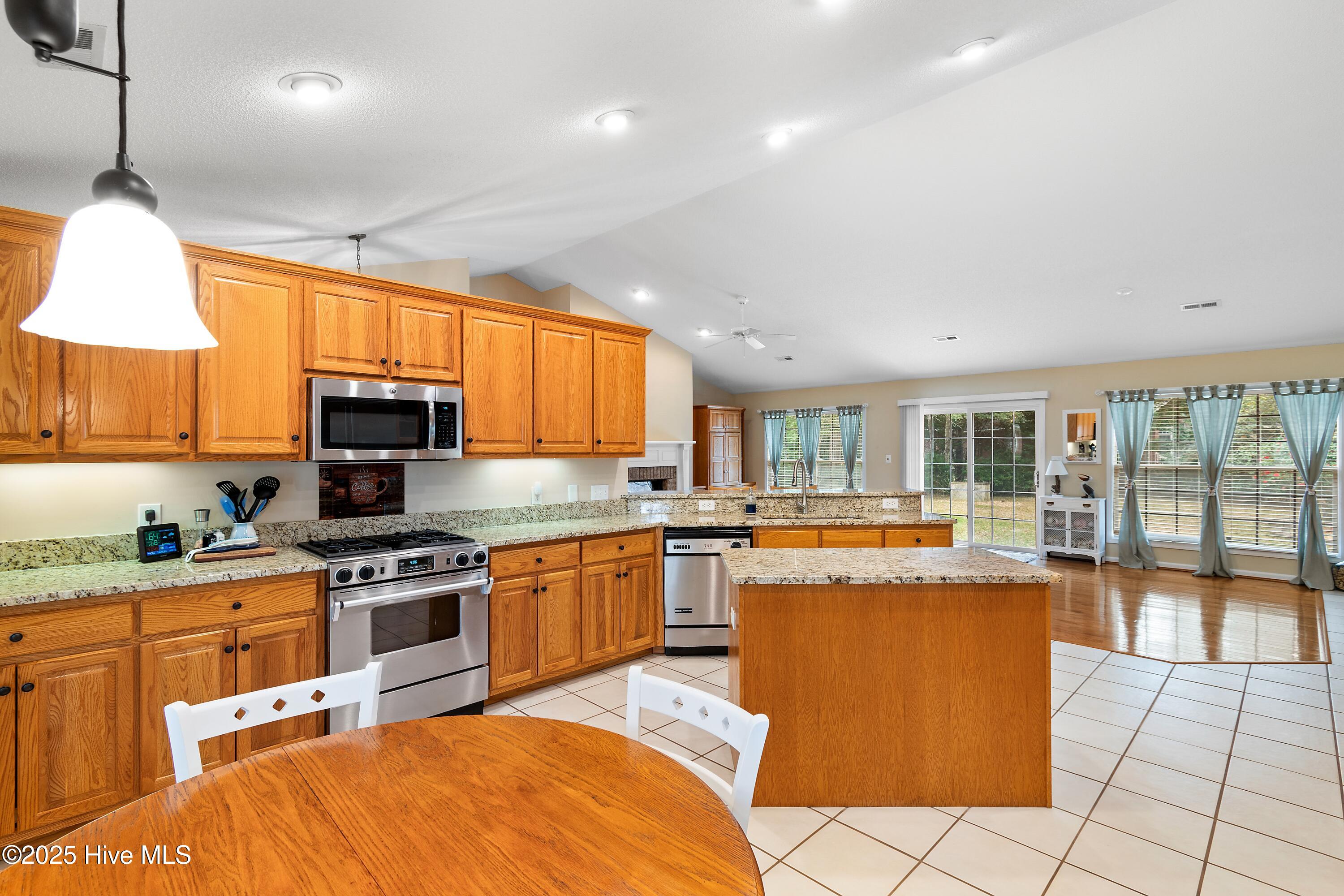 100556146 | Photo 12