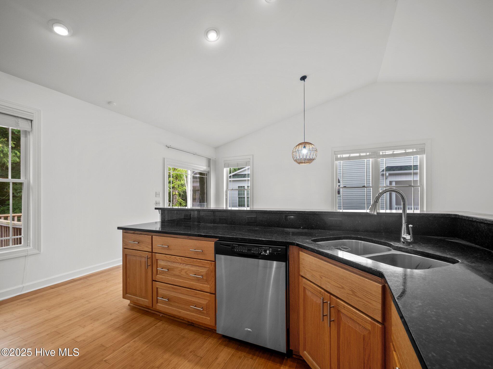 100536382 | Photo 26