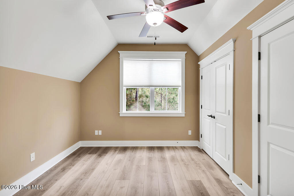 100548295 | Photo 43