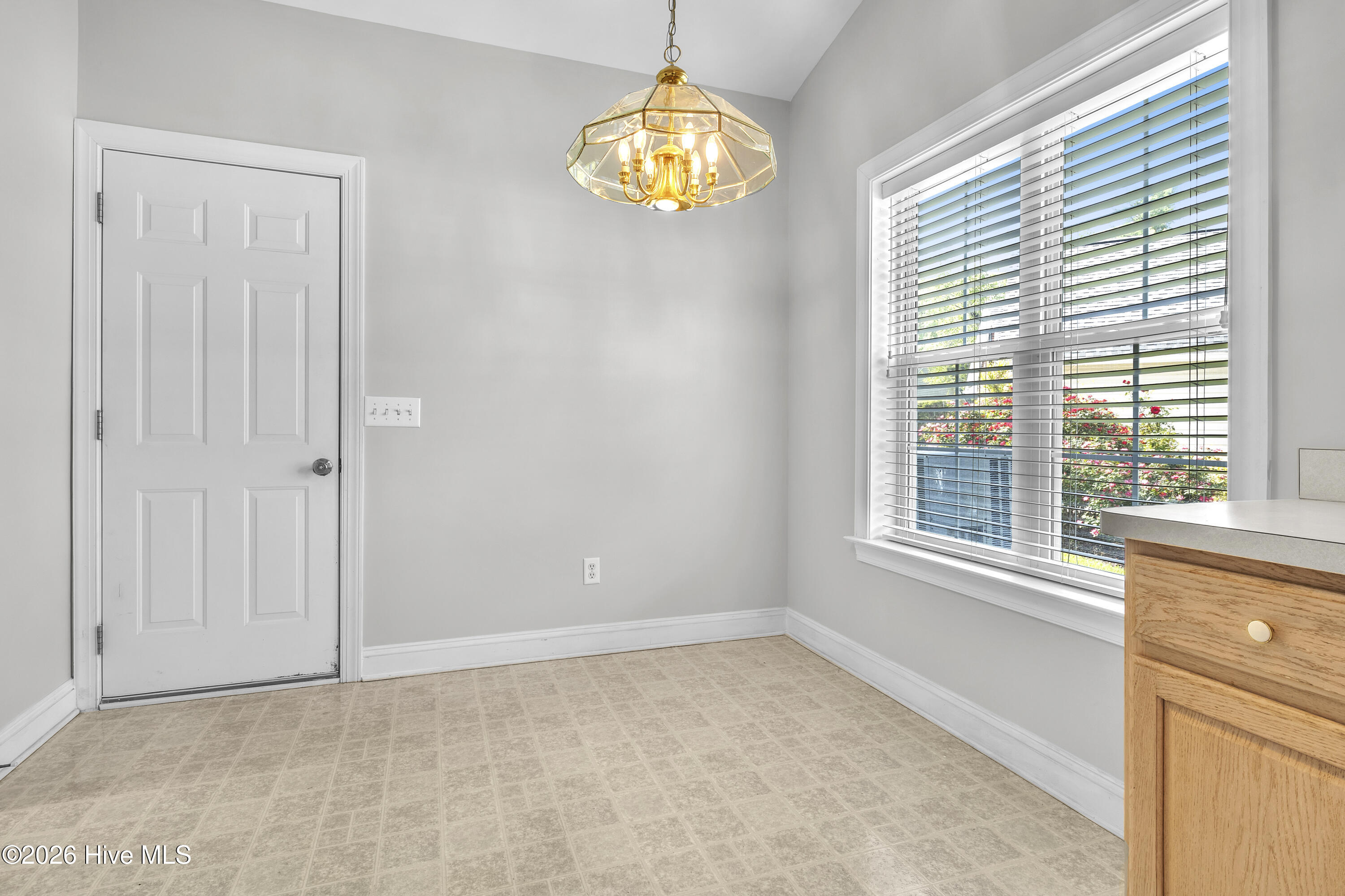 100567649 | Photo 12