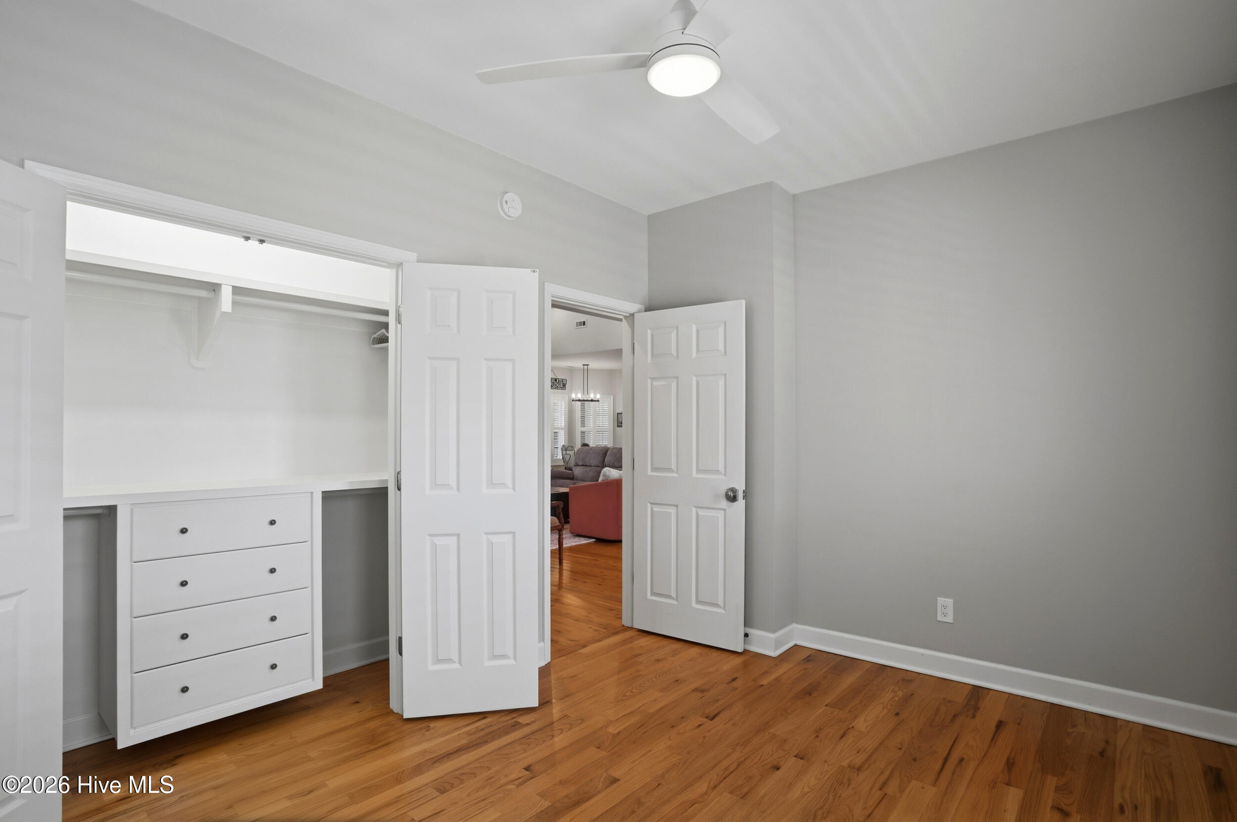 100563300 | Photo 30