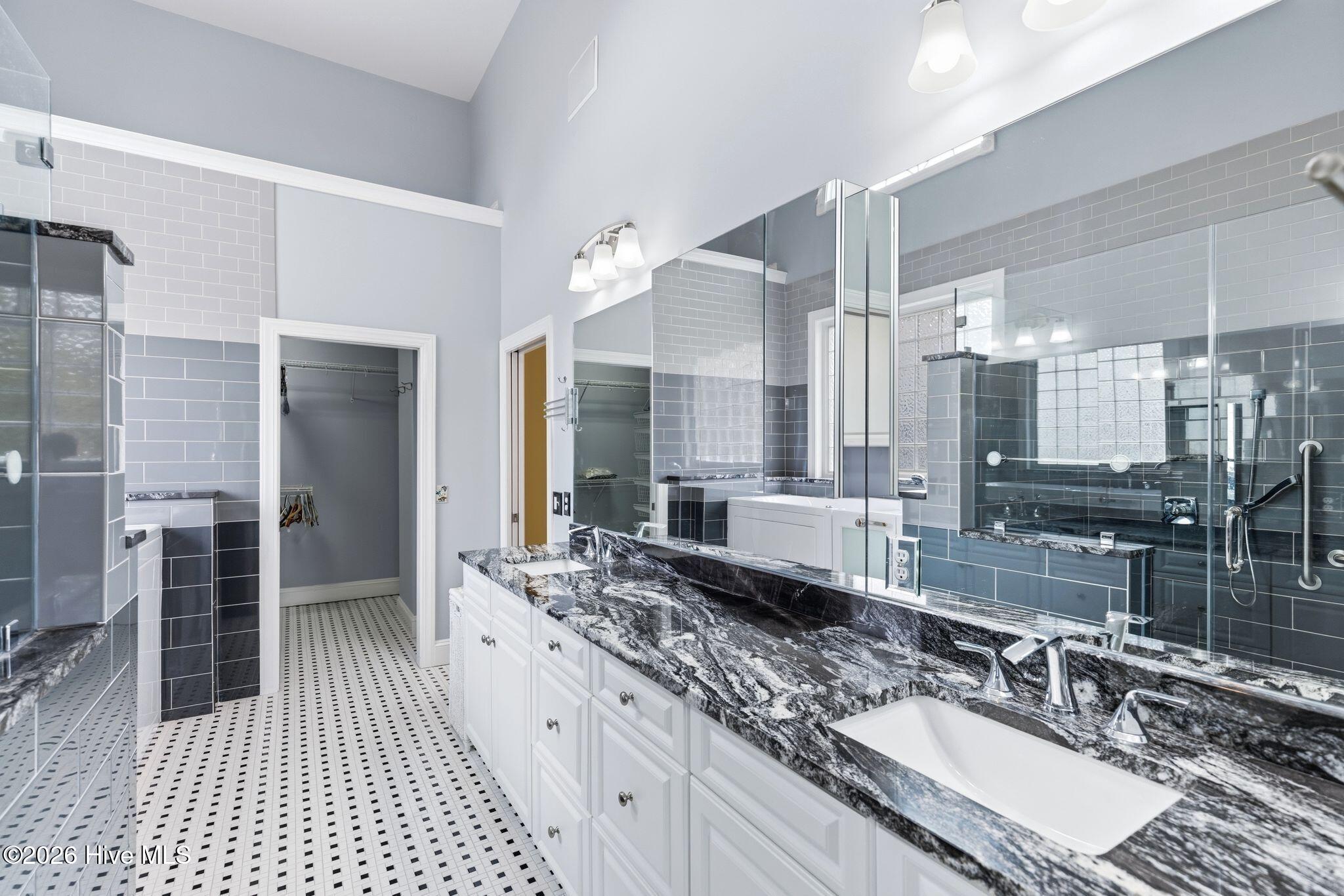 100561180 | Photo 48