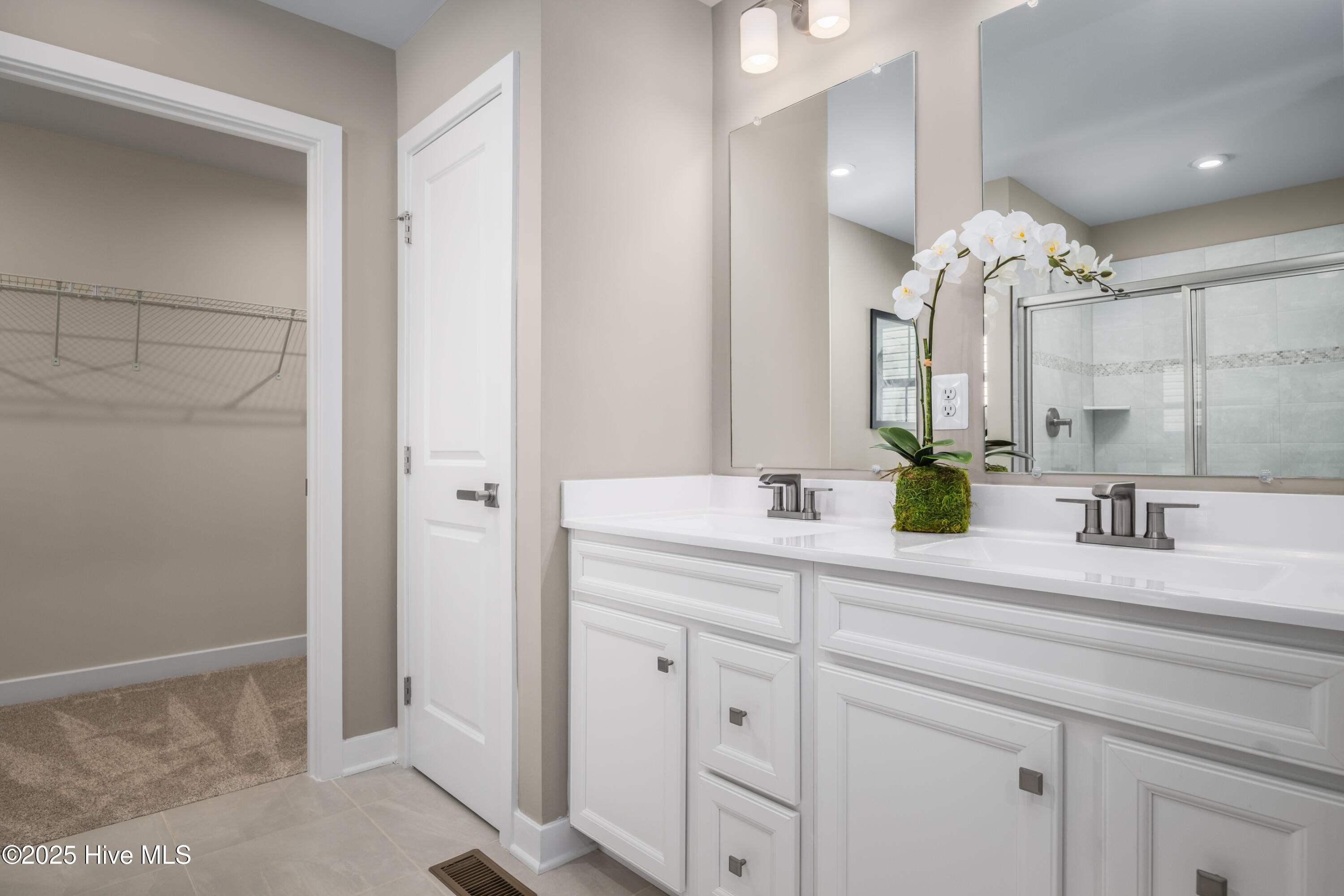 100562486 | Photo 16