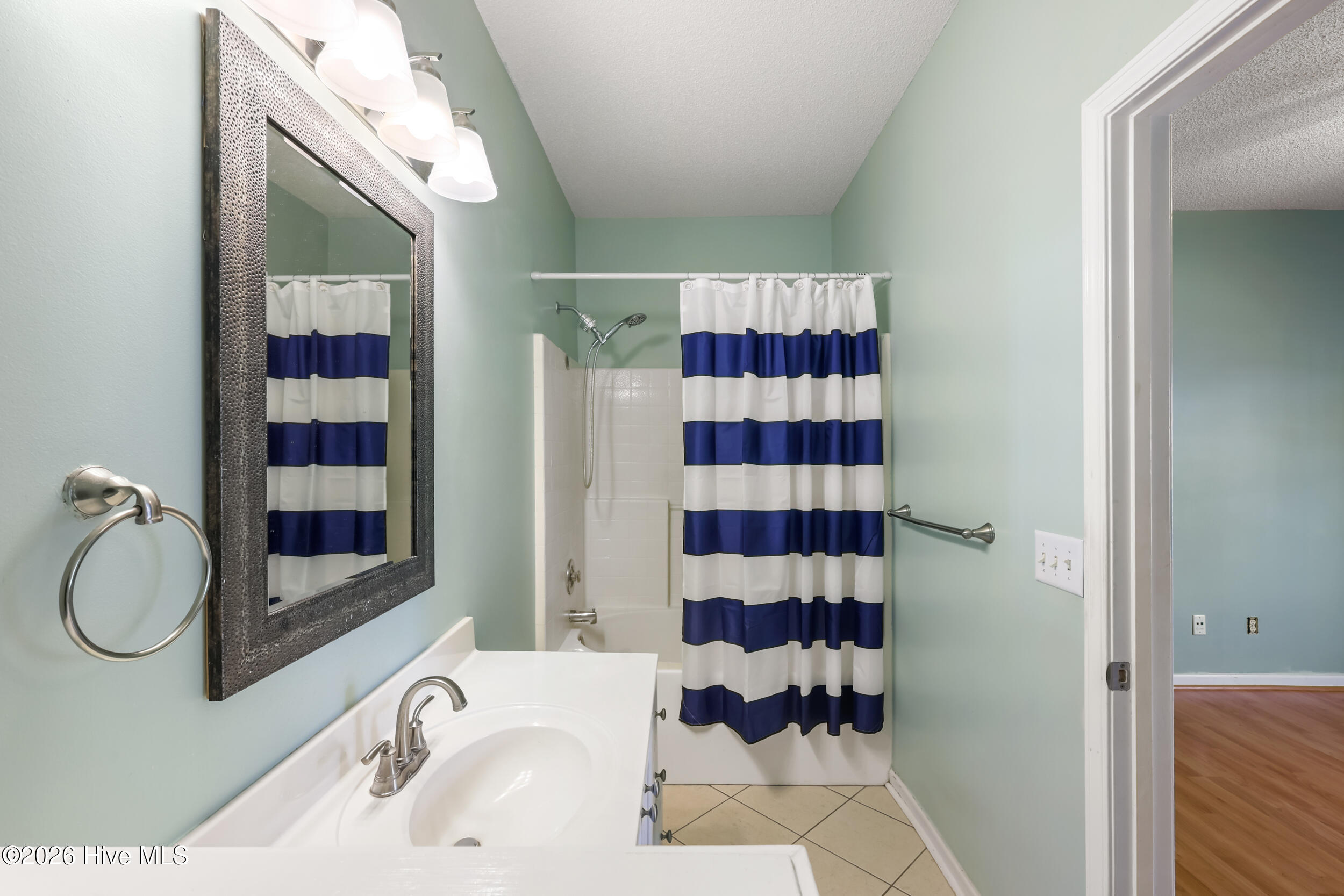 100547129 | Photo 25