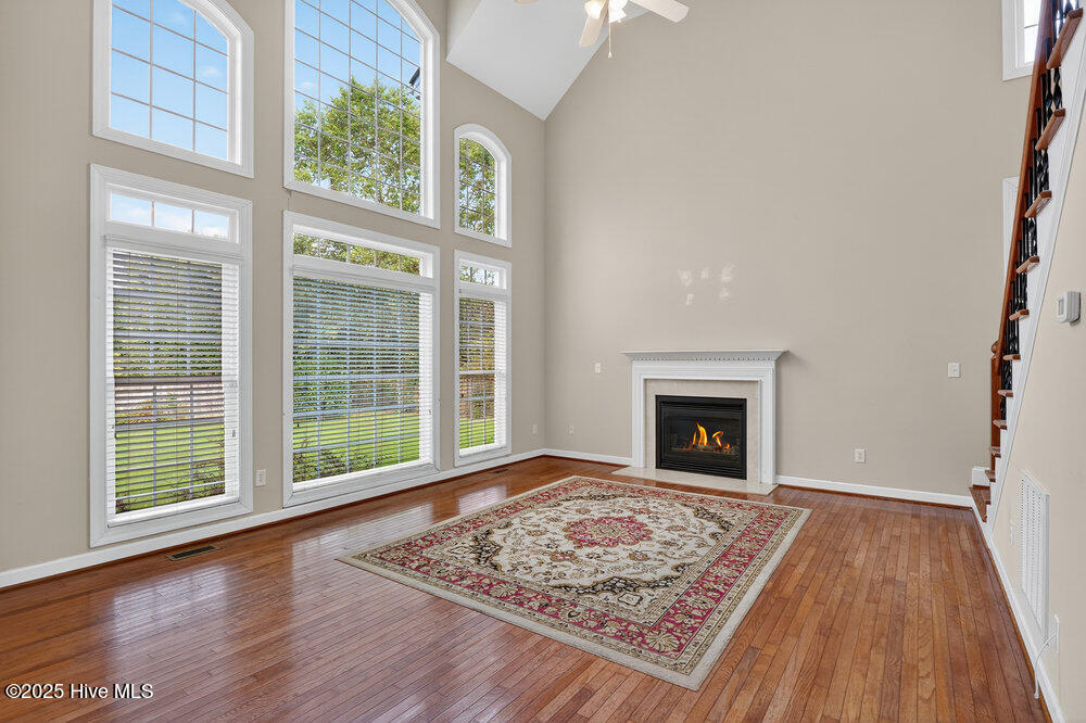 100526885 | Photo 11