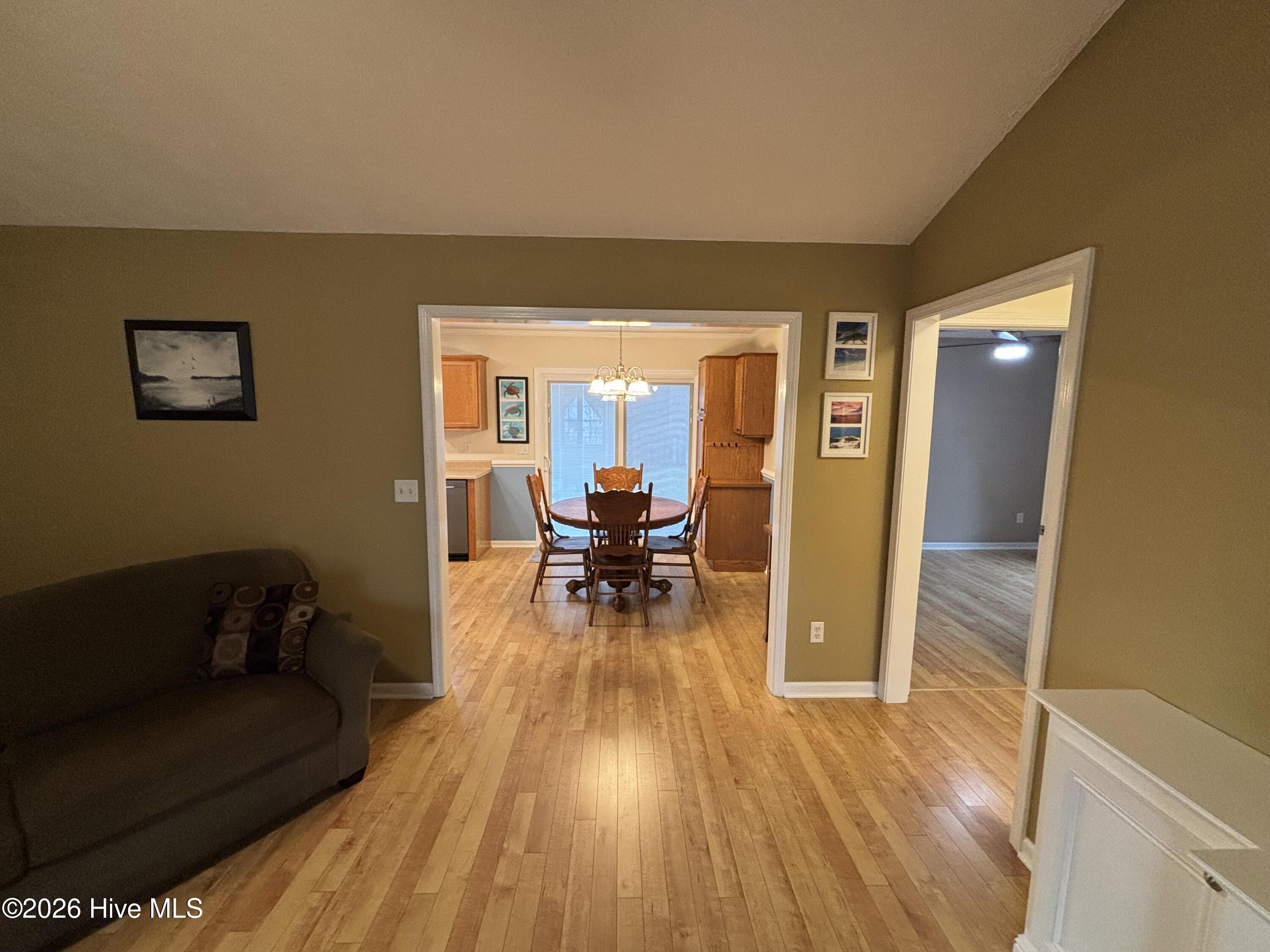 100561288 | Photo 13