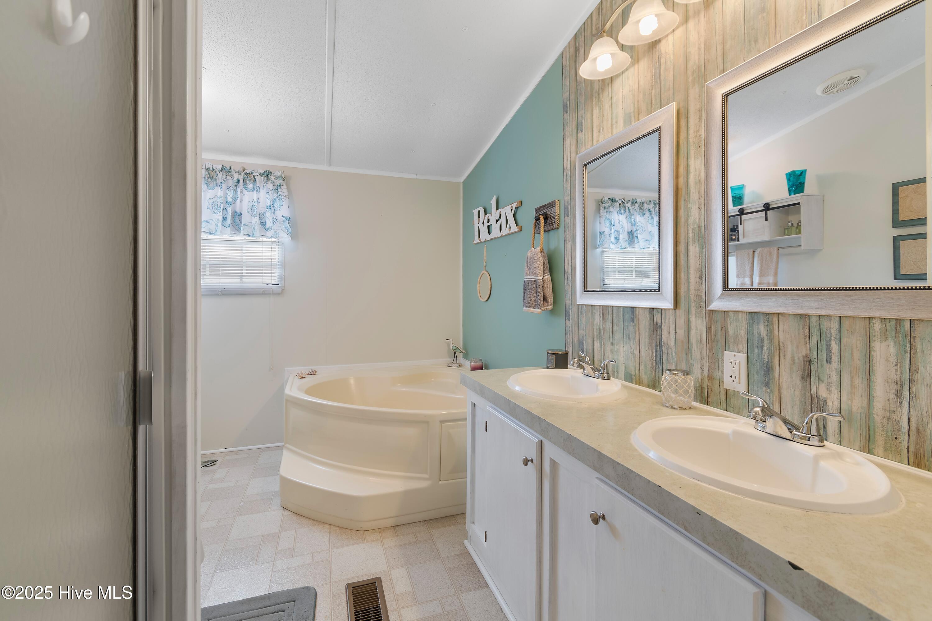 100518587 | Photo 17