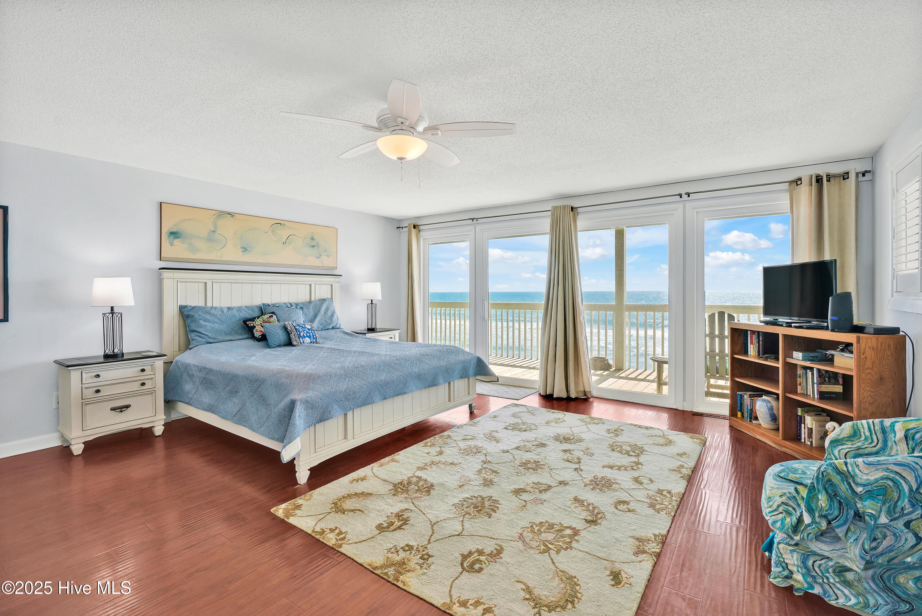 100570549 | Photo 23