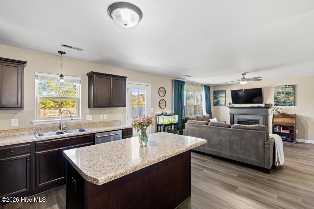 100561745 | Photo 14