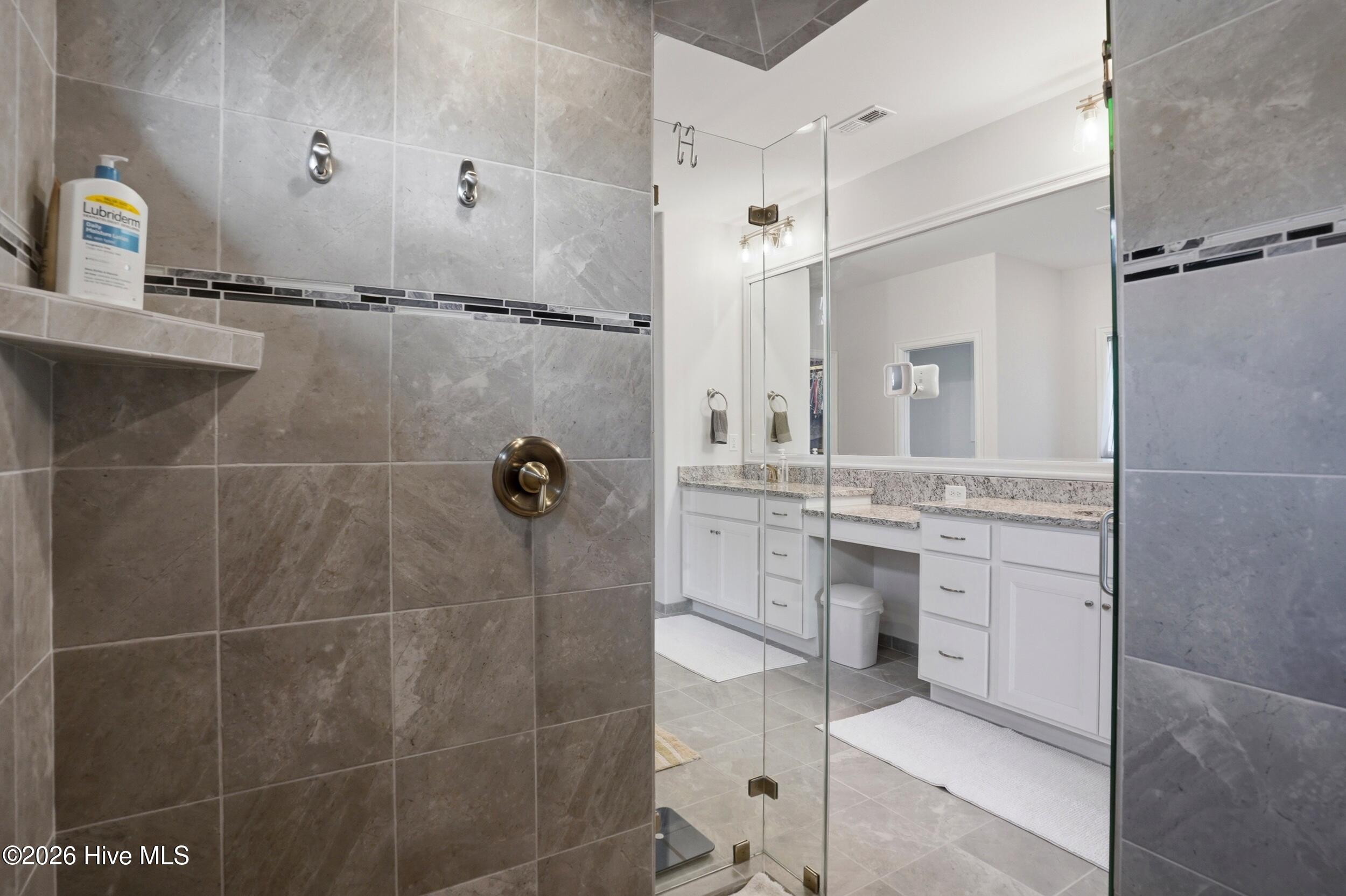 100560979 | Photo 25