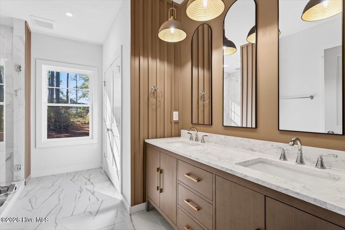 100508679 | Photo 14