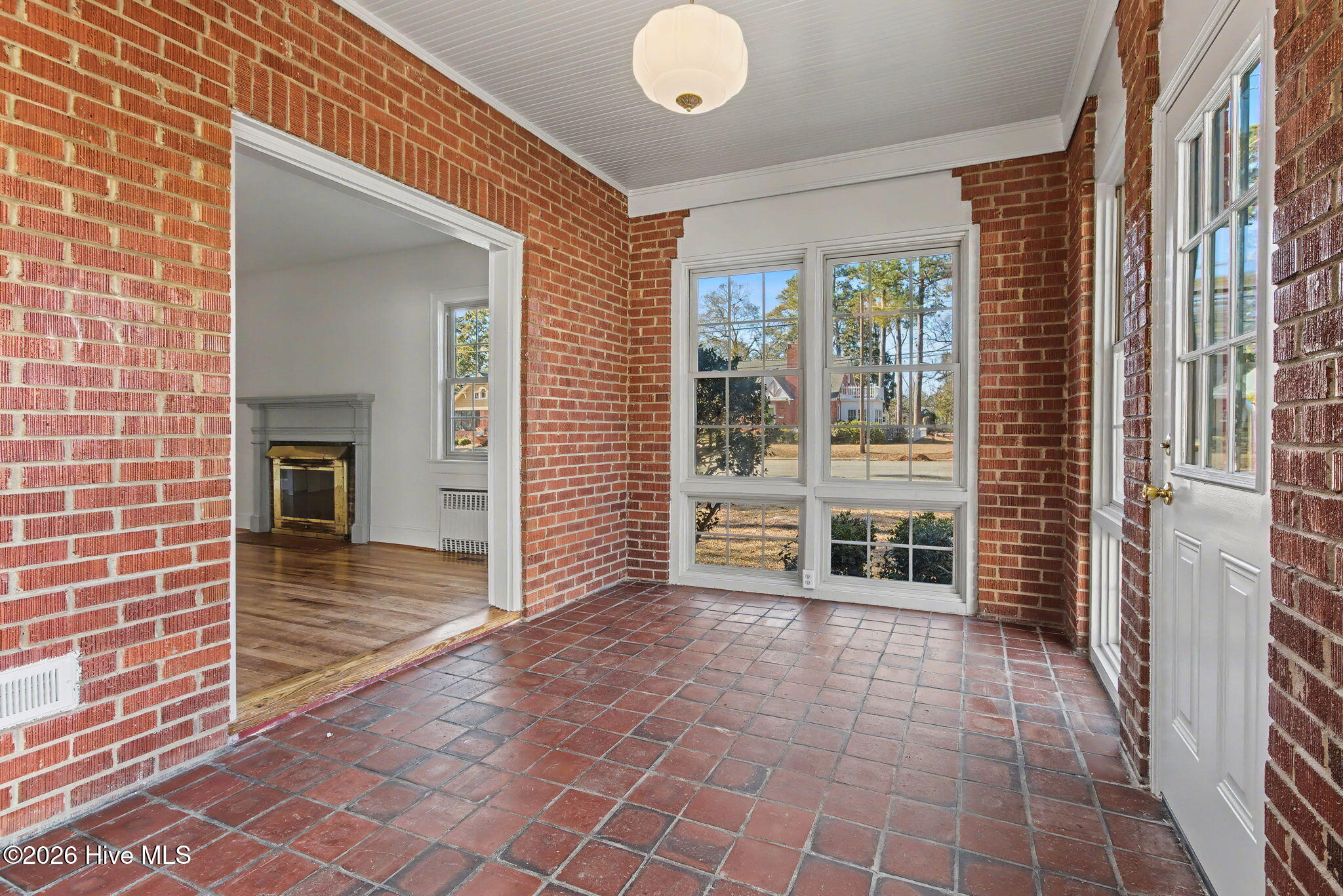 100549818 | Photo 11