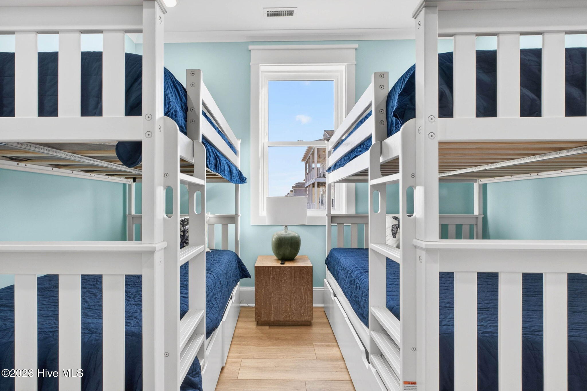 100570262 | Photo 43