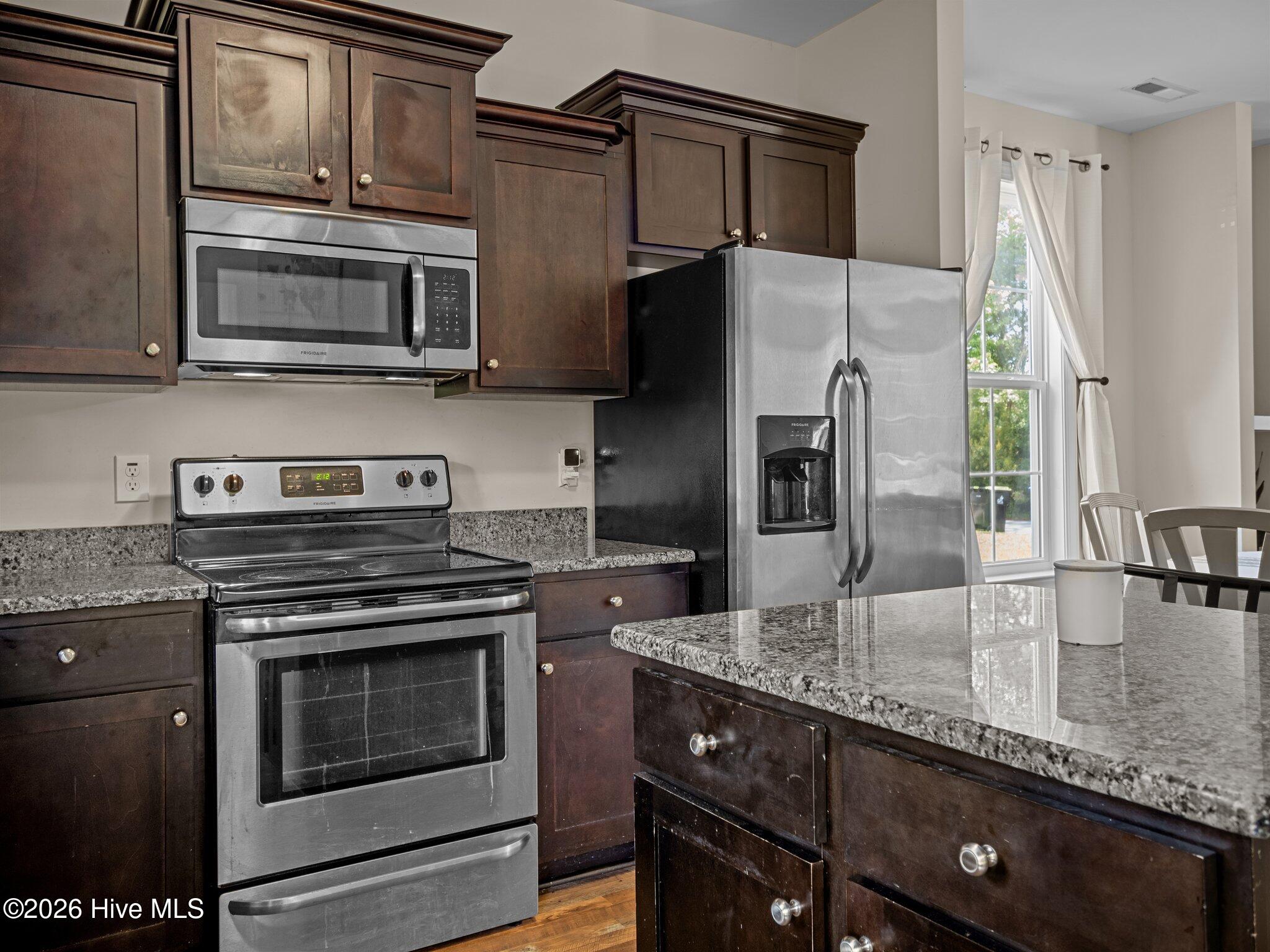 100566345 | Photo 29