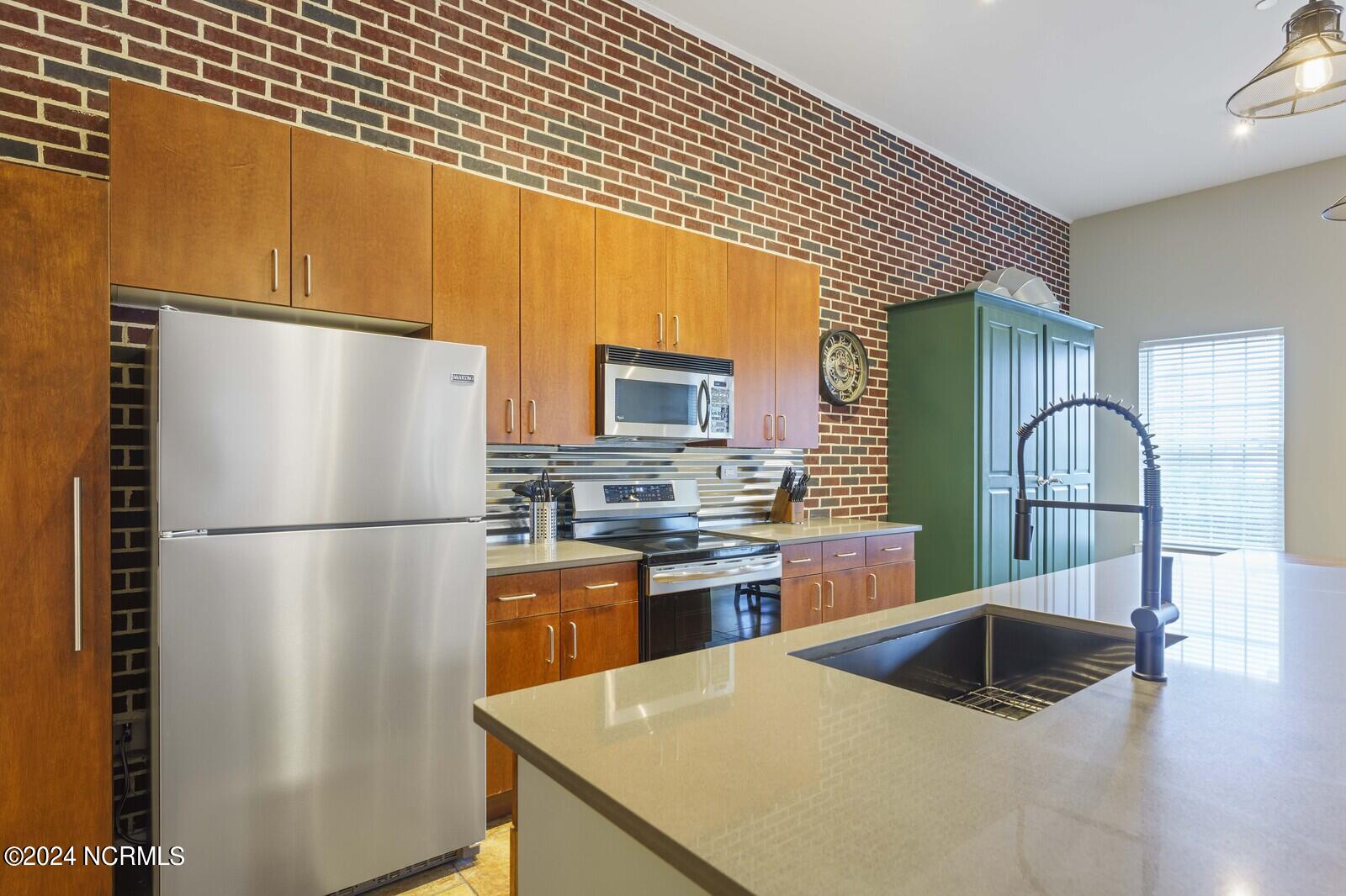 100512715 | Photo 10